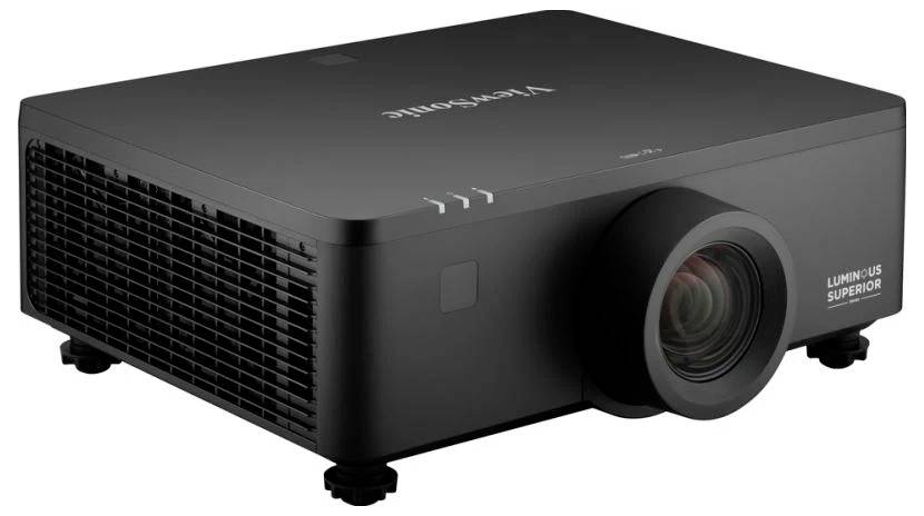 Černý projektor označený štítkem "Světelný zdroj" s ventilačními otvory po stranách a nastavitelnými nožkami, určený pro profesionální prezentace nebo domácí kino.