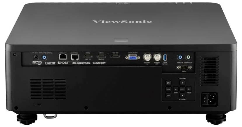 Černý projektor ViewSonic zobrazující různé vstupní porty včetně HDMI, USB a Ethernetu, s ovládacími prvky a napájecím vstupem na zadní straně.