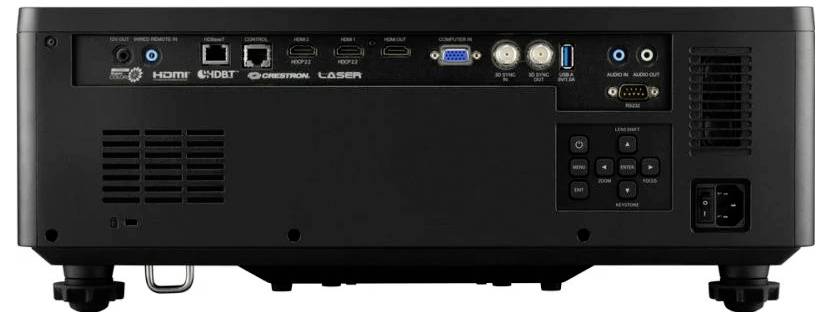 Obrázek ukazuje zadní část projektoru s různými vstupními a výstupními porty, včetně připojení HDMI, VGA, LAN a USB, plus ovládacími tlačítky.