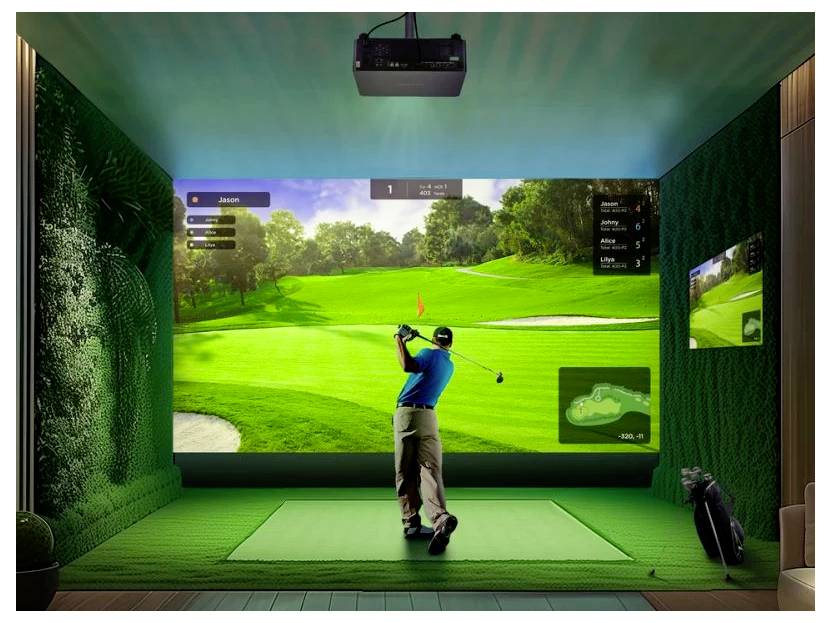 Osoba švihem odpálí golfovou hůl v interiérovém golfovém simulátoru. Na velké obrazovce je zobrazen živý golfový green. Golfové hole jsou umístěné stranou.