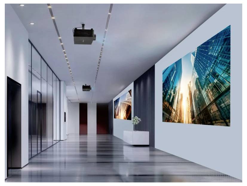 Moderní kancelářská chodba s elegantním designem, která je vybavena velkými digitálními obrazovkami zobrazujícími abstraktní panoramata měst a nadzemním osvětlením.