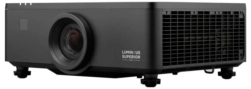 Černý obdélníkový projektor s nápisem "Luminous Superior" s výrazným objektivem a větracími mřížkami, mírně naklopený ze strany.