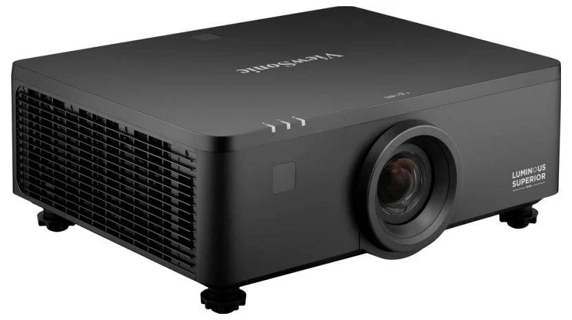 Černý projektor označený štítkem 'ViewSonic Luminous Superior' s velkým objektivem a odvětranými stranami, umístěný na nastavitelných nohách.