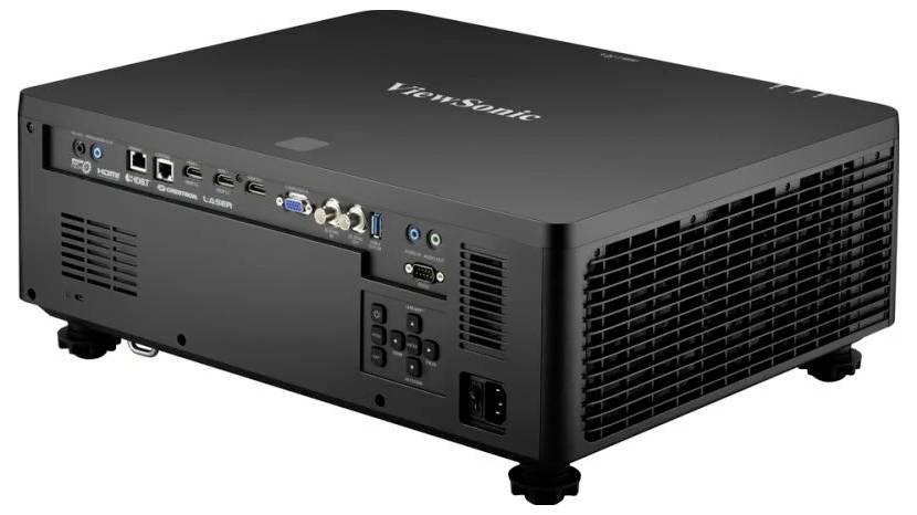 Černý projektor ViewSonic zobrazující několik portů na zadní straně, včetně HDMI a USB, s větracími otvory po straně.
