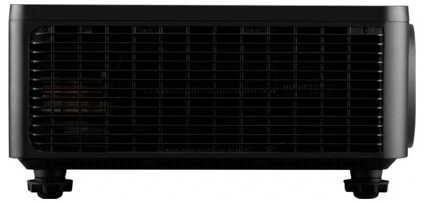 Černé elektronické zařízení, připomínající projektor, s mřížkovou ventilací na přední straně a čtyřmi nožkami na základně.