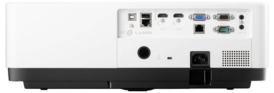 Zadní pohled na bílý projektor zobrazující několik vstupních portů, včetně HDMI, USB, VGA, Ethernetu a audio konektorů.