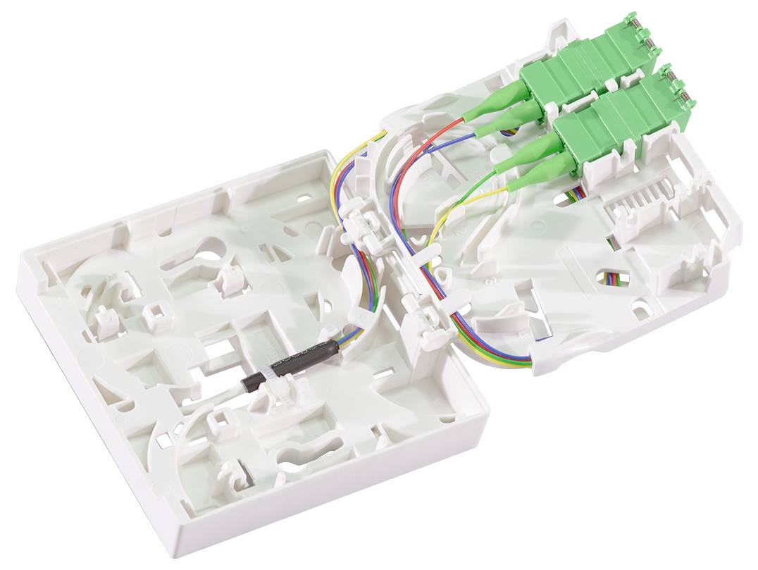Nástěnná rozvodná skříň FTTX pro optické sítě s optickými kabely a konektory uvnitř, určená pro síťové aplikace v telekomunikacích.