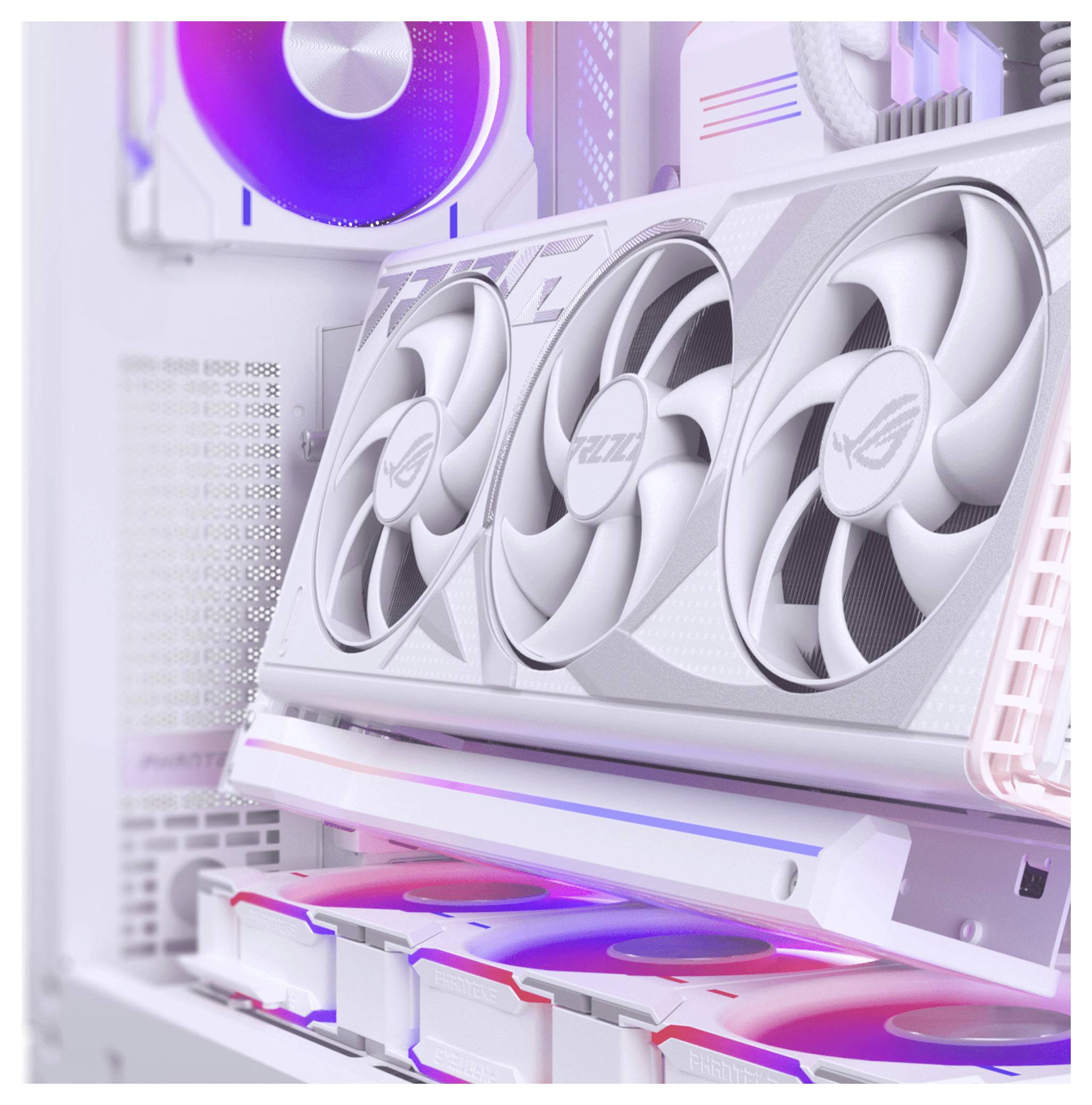 Herní PC interiér zobrazující velkou grafickou kartu se třemi ventilátory a výrazným RGB osvětlením na komponentách, který předvádí pokročilé chlazení a design.