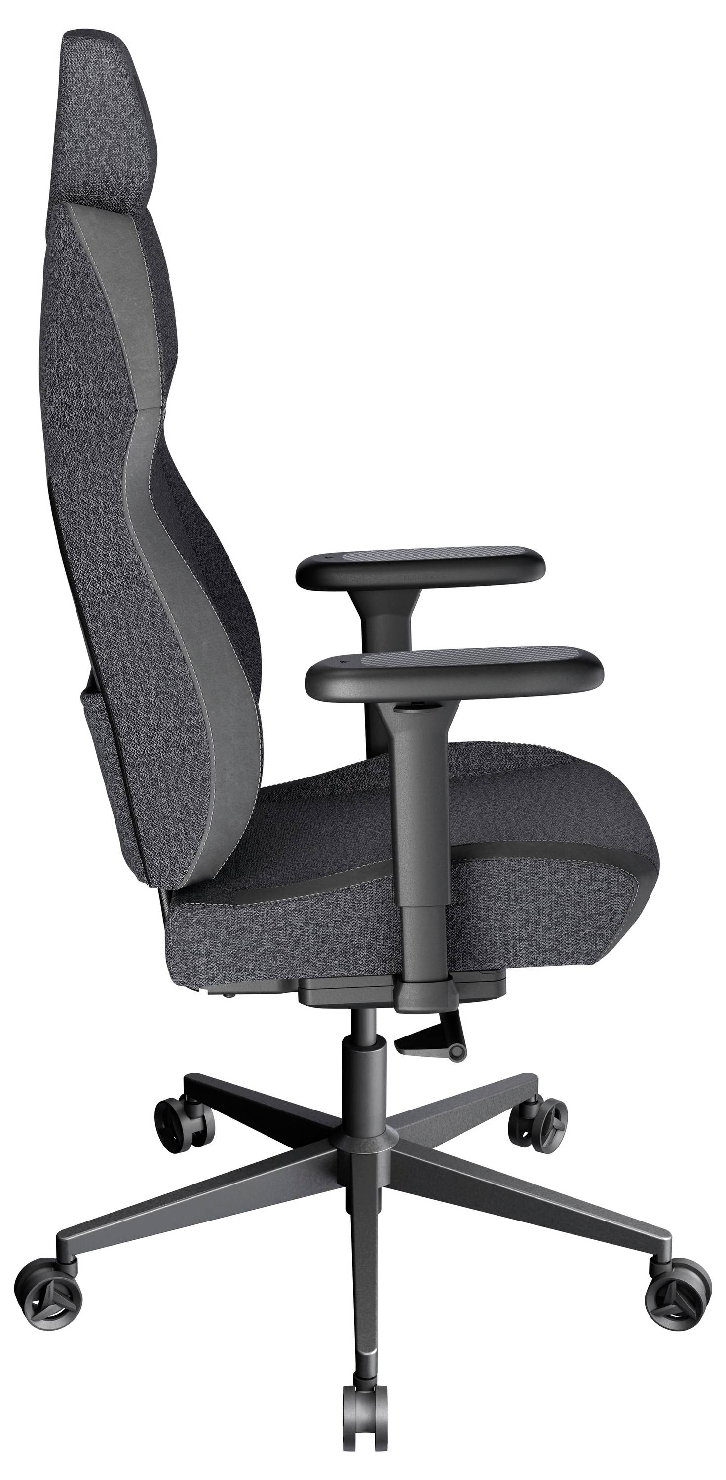 Ergonomická kancelářská židle v tmavě šedé barvě, s vysokým opěradlem, nastavitelnými opěrkami rukou a otočnou základnou s kolečky, pohled z boku.