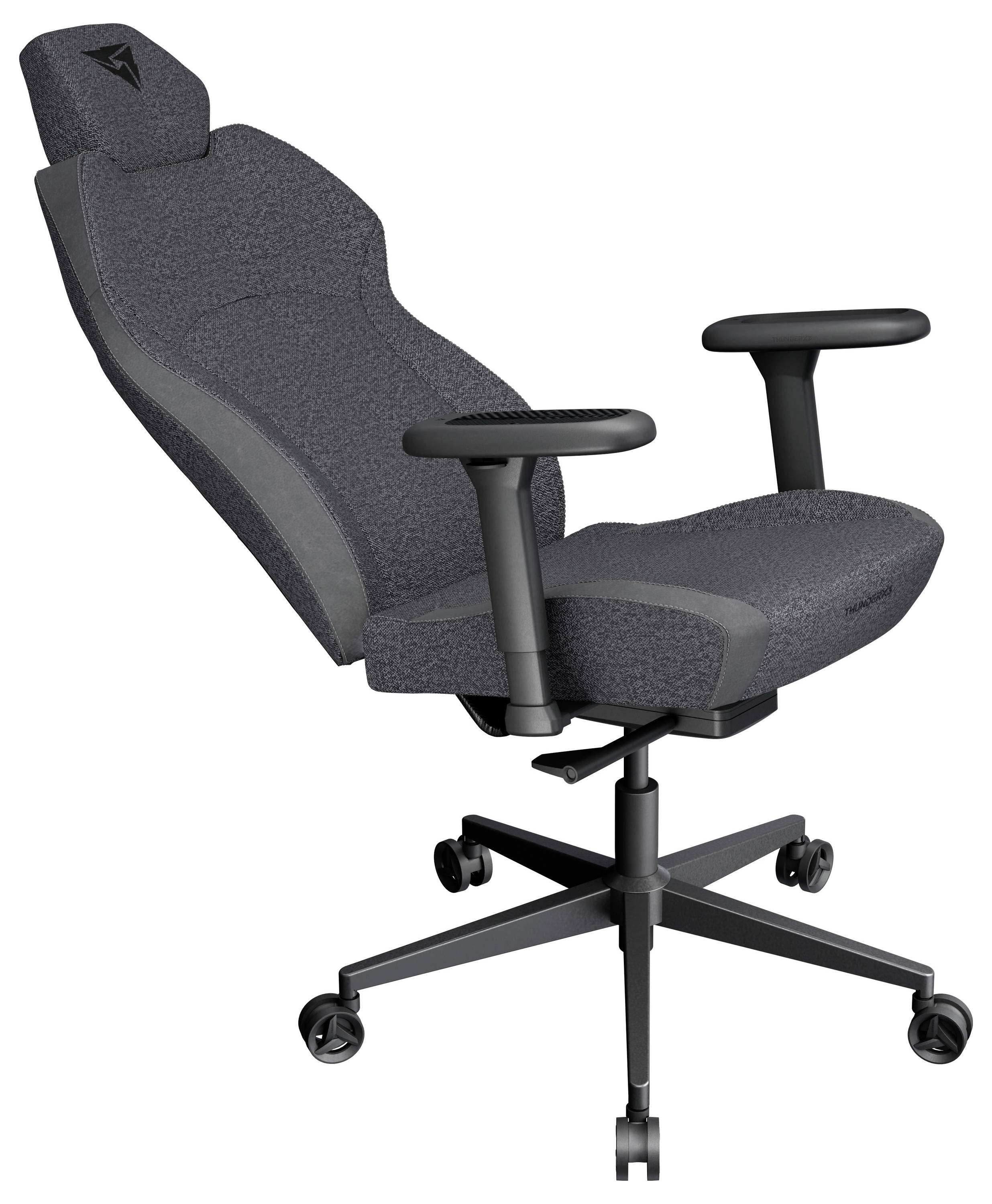 Ergonomická šedá kancelářská židle s nastavitelnými opěrkami rukou a kolečky, navržená pro pohodlí a podporu během dlouhých hodin sezení.