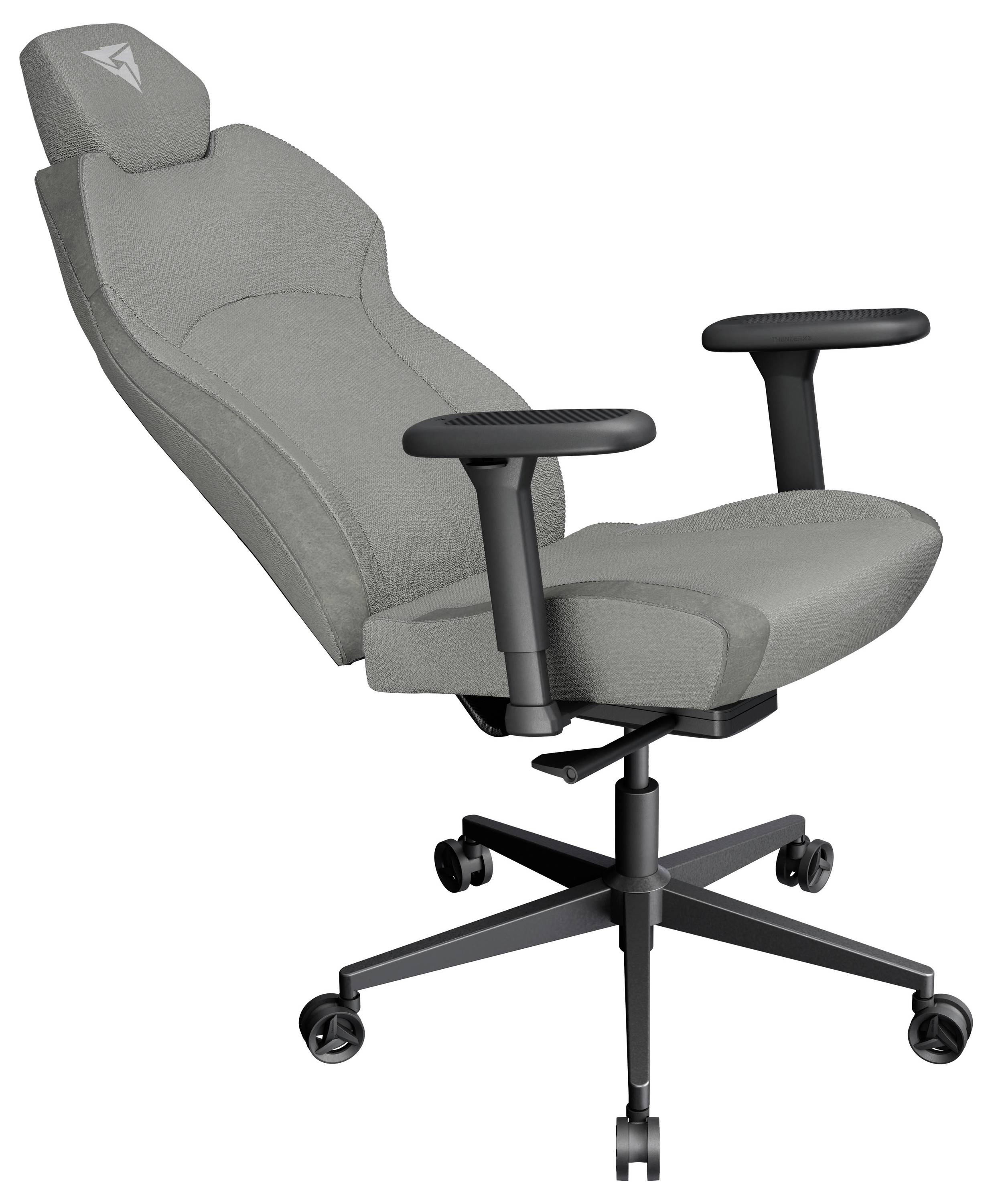 Šedá ergonomická kancelářská židle s nastavitelnými područkami, vysokým opěradlem a kolečky, mírně pootočená doleva.