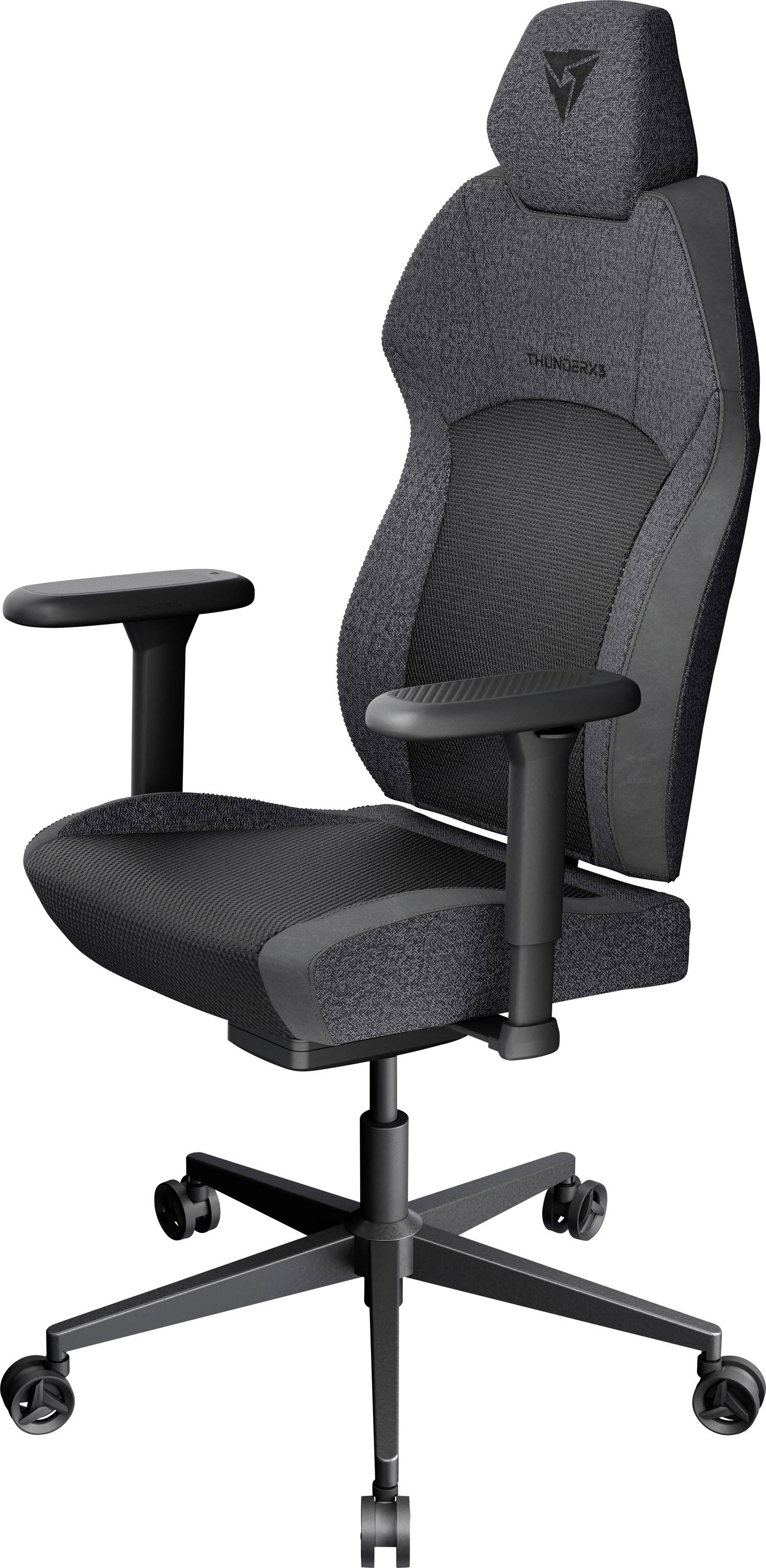 Černá ergonomická kancelářská židle s nastavitelnými područkami, polstrovaným sedákem a vysokým opěradlem. Má pětibodovou kolečkovou základnu pro snadnou mobilitu.