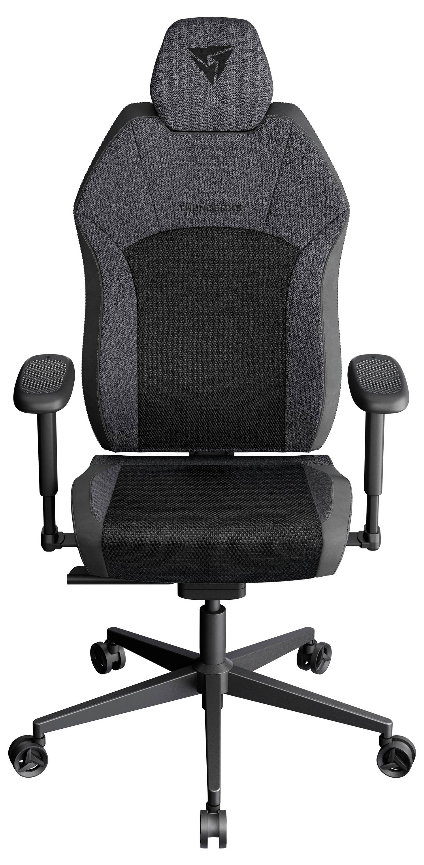 Černošedá ergonomická kancelářská židle s nastavitelnými opěrkami rukou a vysokým opěradlem, umístěná na kolečkové základně.
