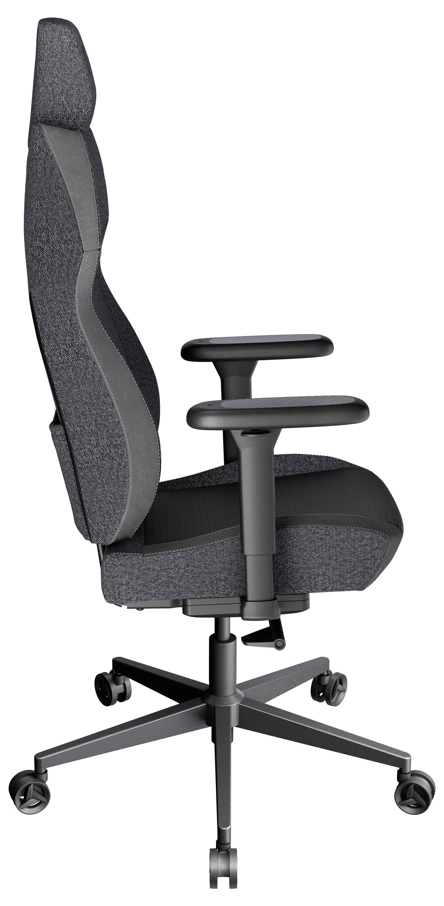 Ergonomická kancelářská židle v šedé látce s nastavitelnými opěrkami rukou, vysokým opěradlem a otočnou základnou na kolečkách, pohled z boku.