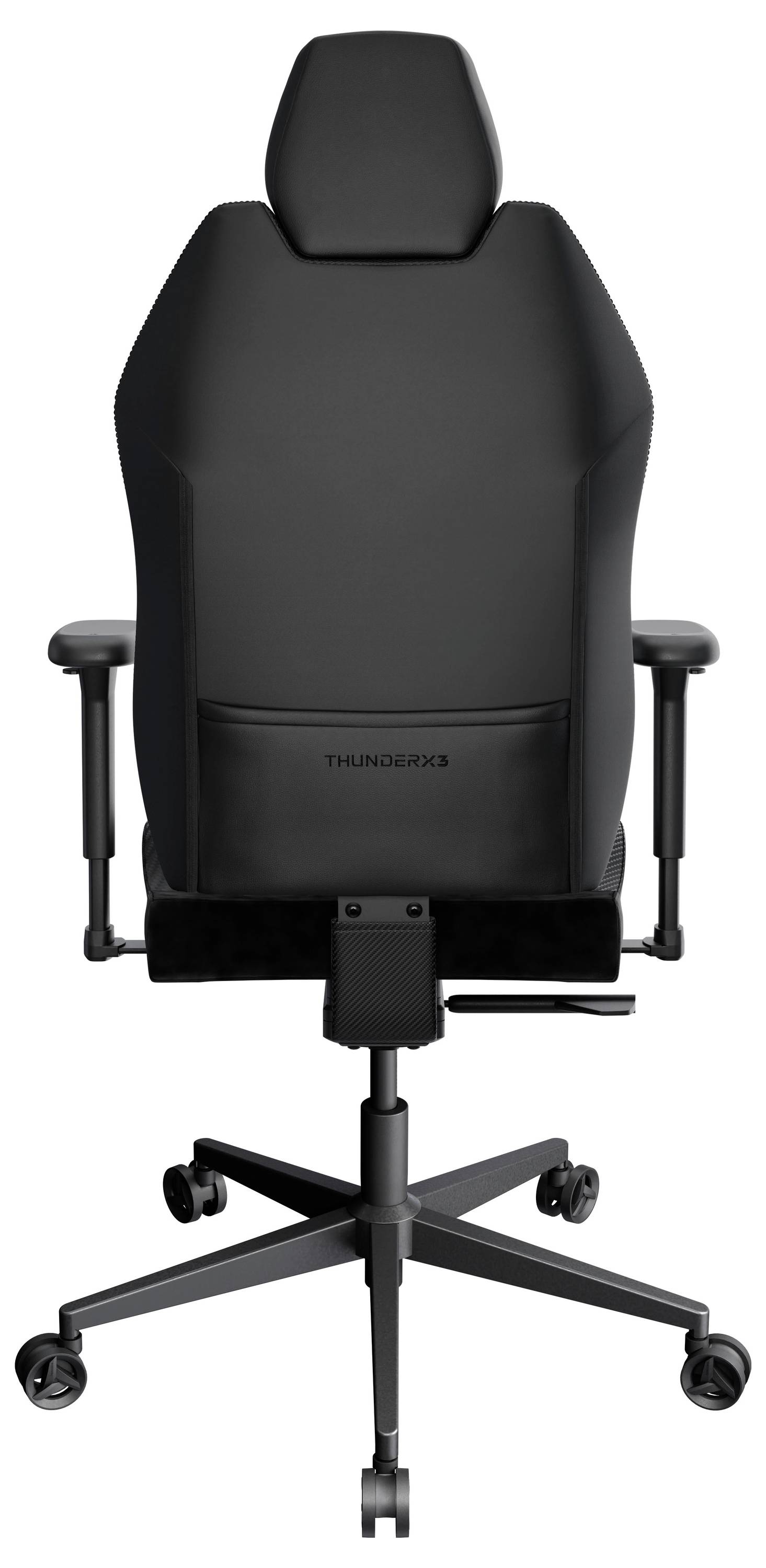Černá ergonomická kancelářská židle s nastavitelnými opěrkami rukou a vysokým opěradlem na otočné základně s kolečky, pohled zezadu.