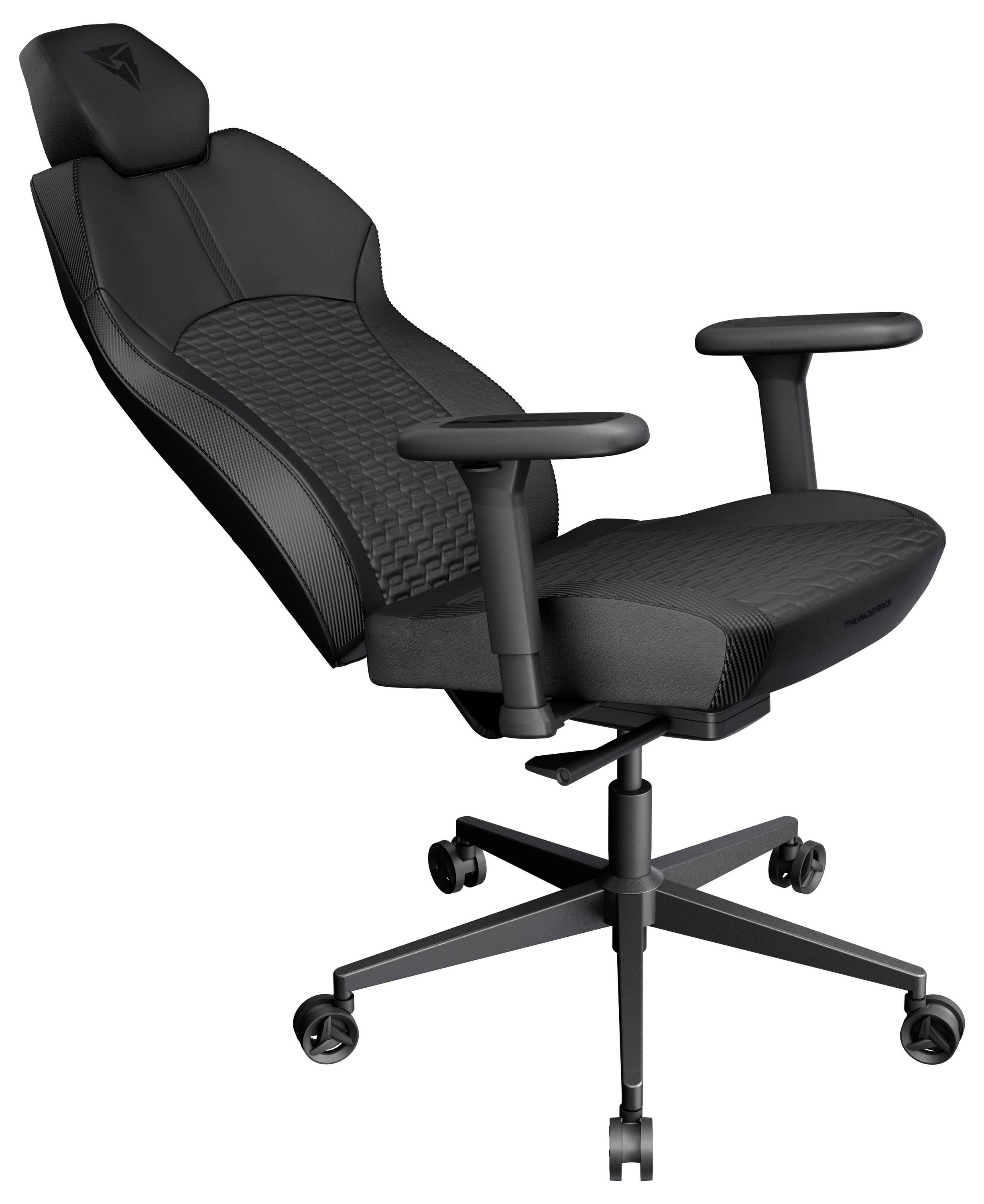 Elegantní černá herní židle s vysokým opěradlem, područkami a pěti kolečky, navržená pro ergonomický komfort a styl.