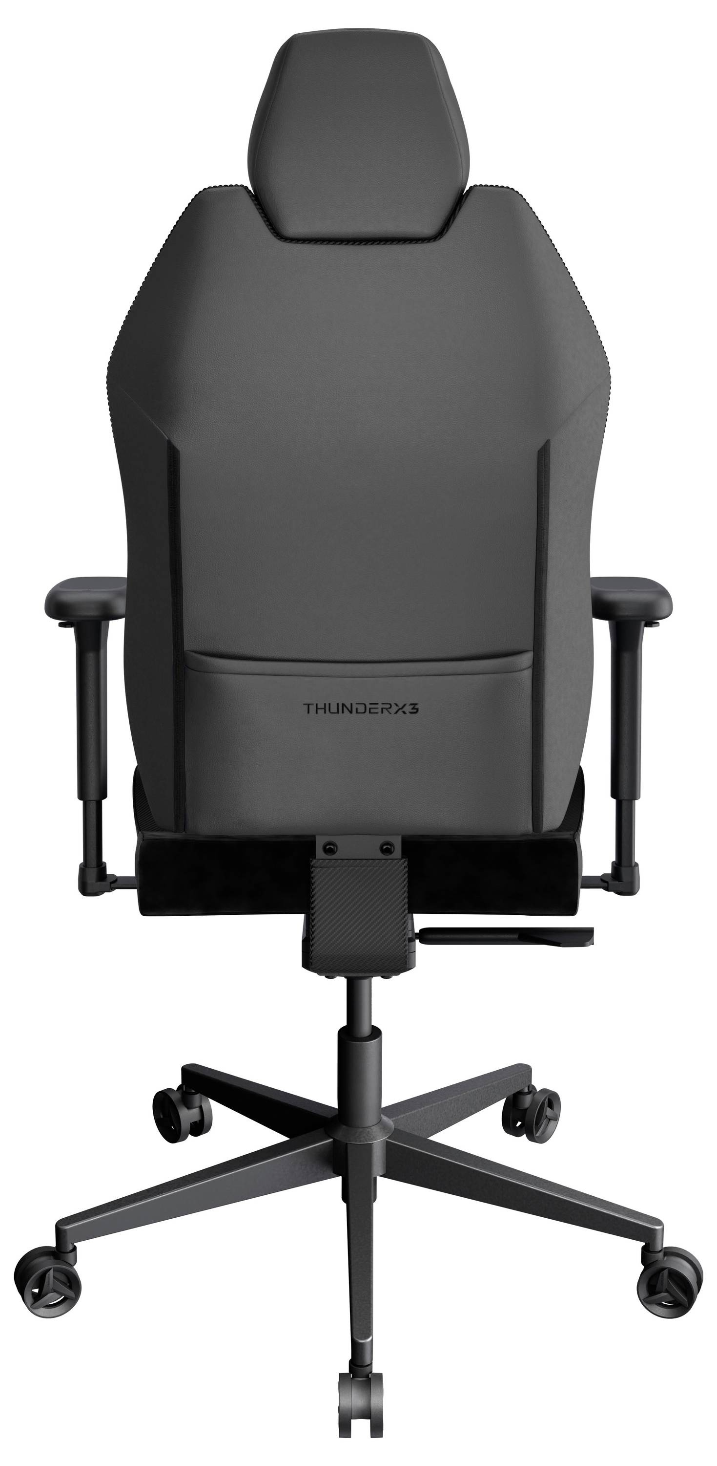 Pohled zezadu na černou kancelářskou židli s opěrkami rukou, nastavitelnou opěrkou hlavy a kolečky, navržený pro ergonomickou podporu a pohodlí.