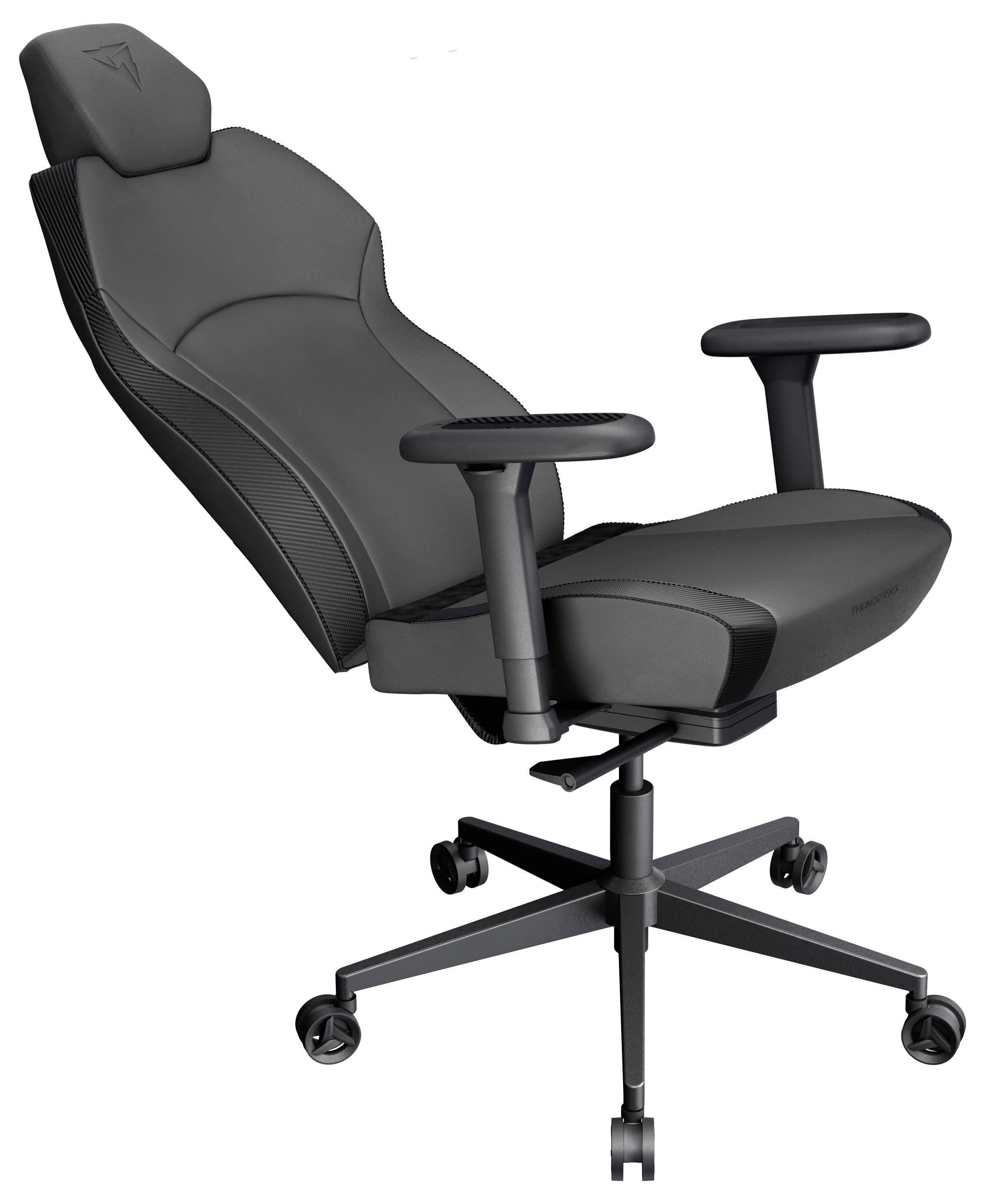 Černá ergonomická kancelářská židle s nastavitelnými opěrkami rukou, polstrovaným sedákem a vysokým opěradlem na pětiramenné kolečkové základně.