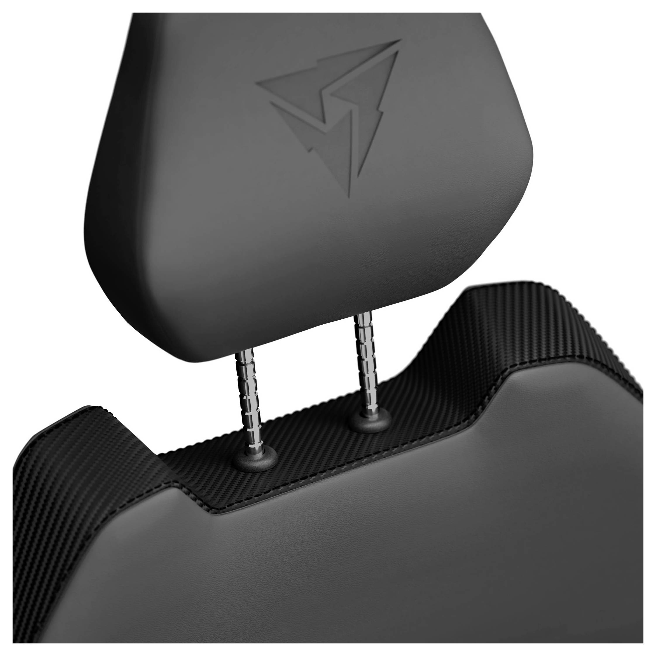 Černá autosedačka s geometrickým logem raženým do kůže a prošívaným detailem, která ukazuje elegantní a moderní design.