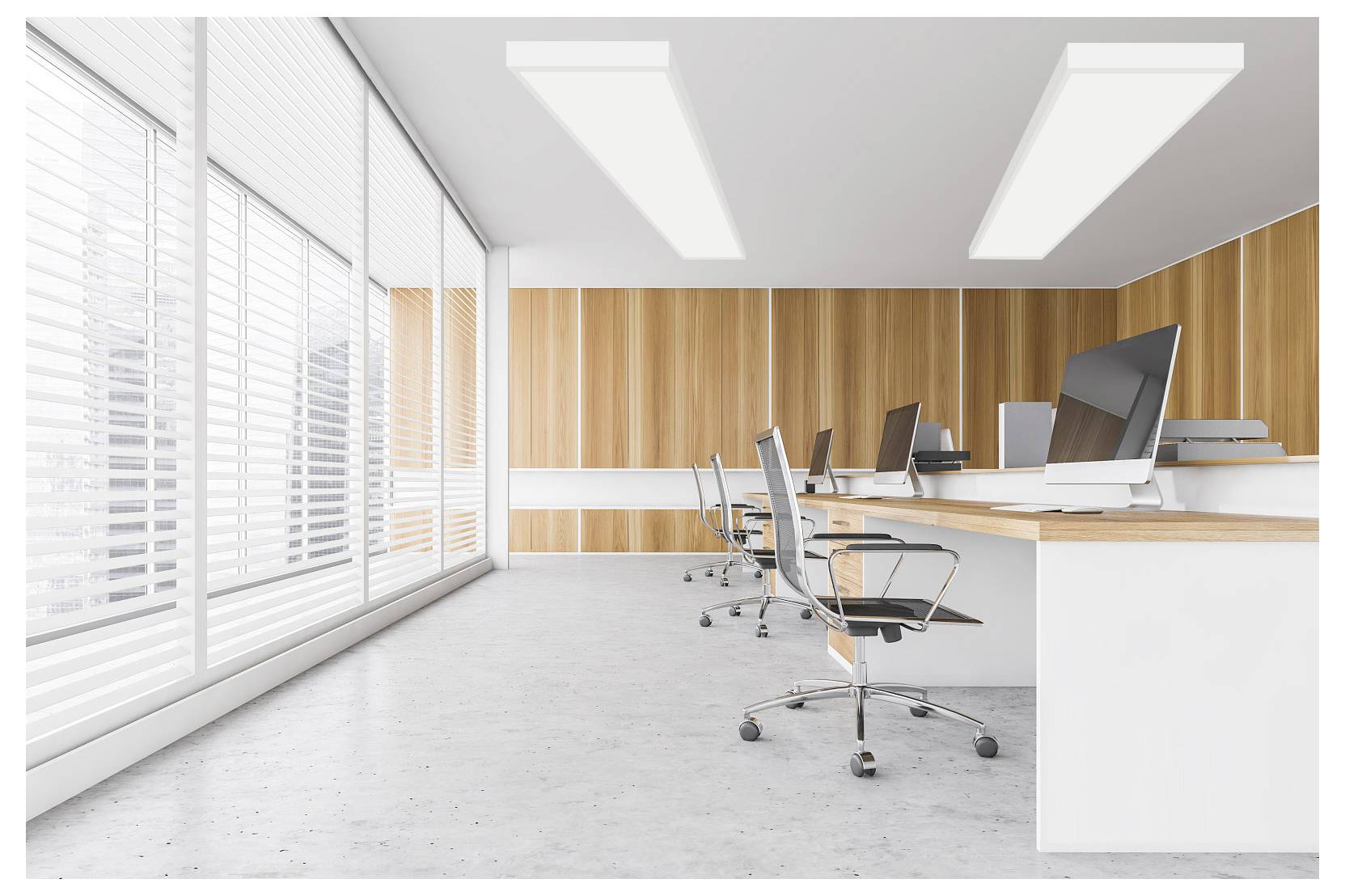 Moderní kancelář s dřevěnými stěnami má elegantní psací stoly, několik počítačů a ergonomické židle. Velká okna propouštějí bohaté přirozené světlo.