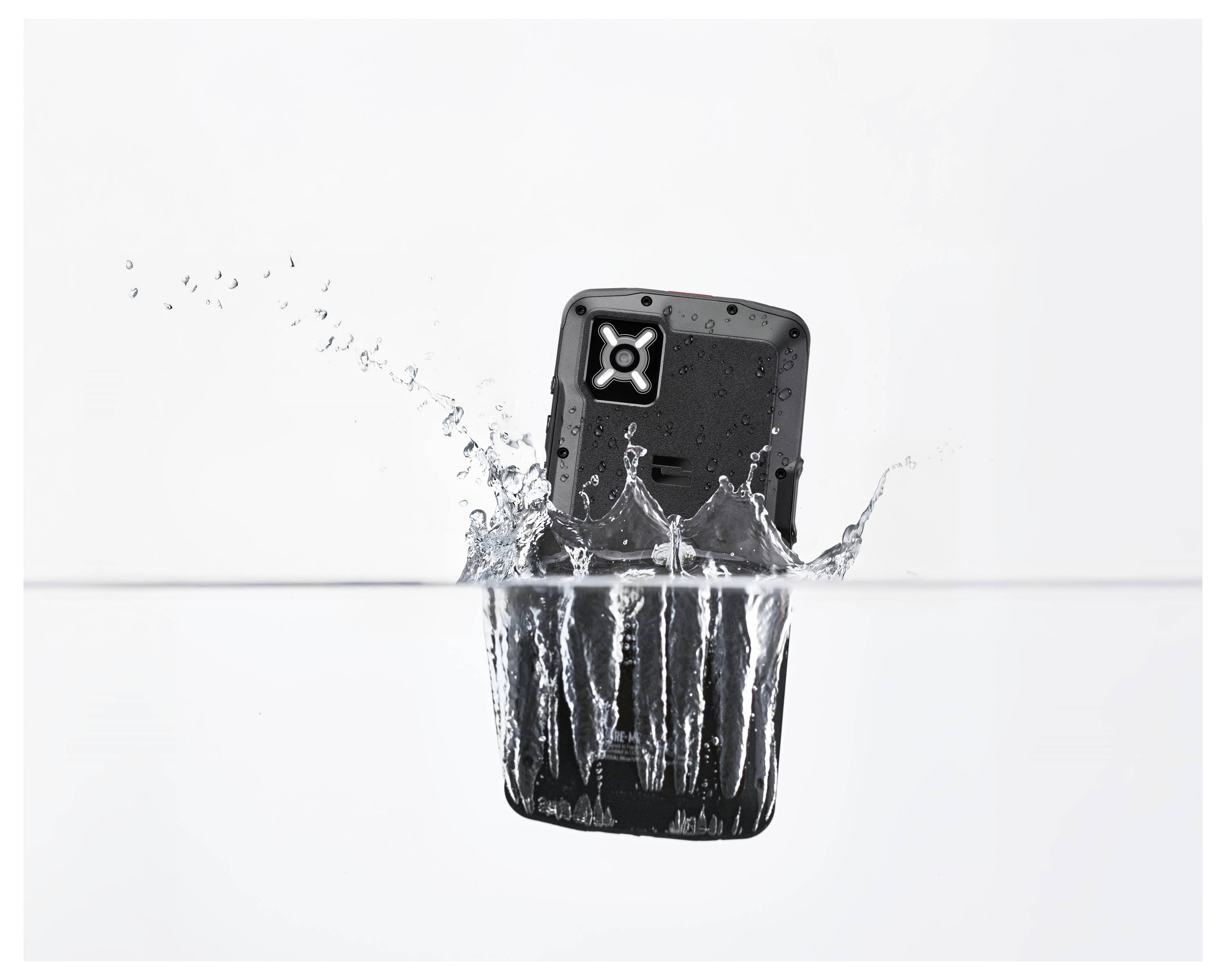 Odolný smartphone je z části ponořen do vody, obklopený stříkanci, což demonstruje jeho voděodolnou vlastnost.