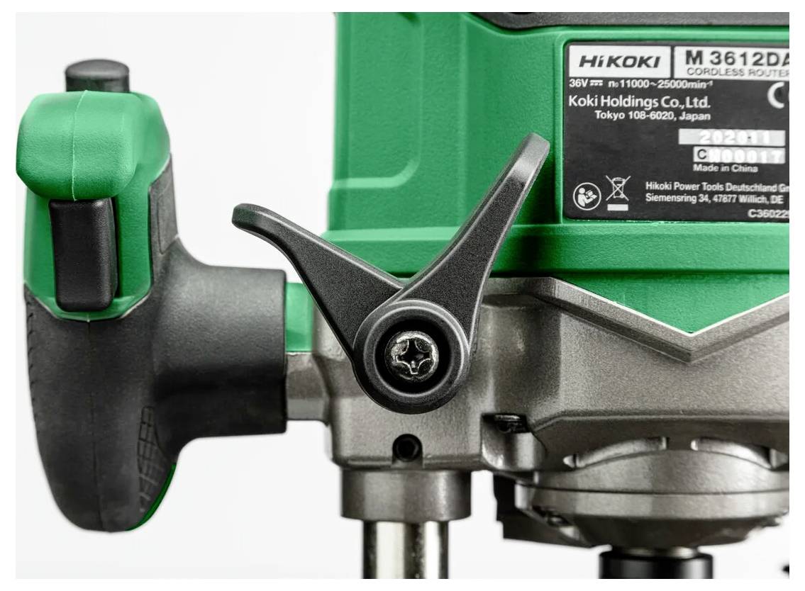 Detailní záběr zeleného a černého napájecího nástroje značky Hitachi, který zahrnuje rukojež, nastavovací knoflík a štítek výrobce s údaji o modelu.