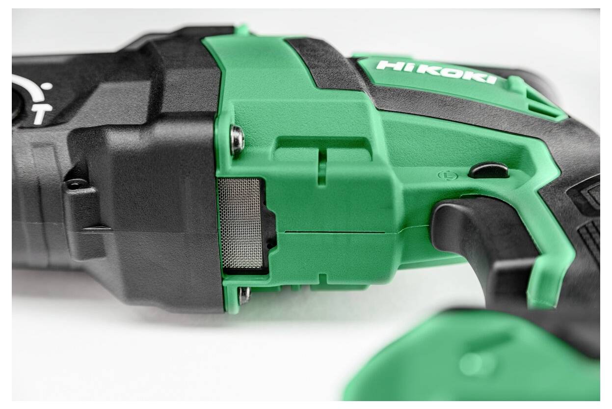 Detailní záběr zeleného a černého elektrického nářadí zaměřený na jeho rukojeť a část těla, zobrazující detaily jako jsou šrouby a firemní logo.