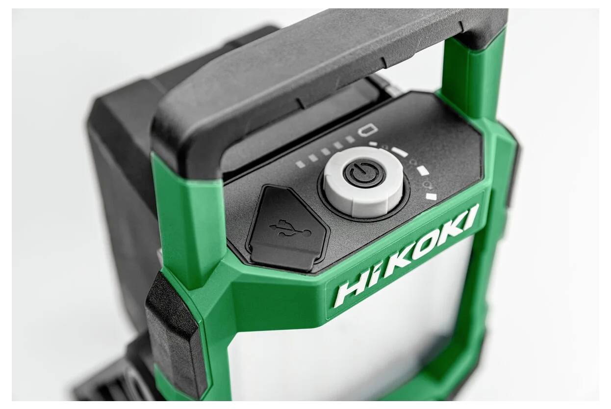 Zelená a černá přenosná pracovní svítilna s rukojetí, vybavená vypínačem a USB portem, s logem 'HIKOKI' na přední straně.