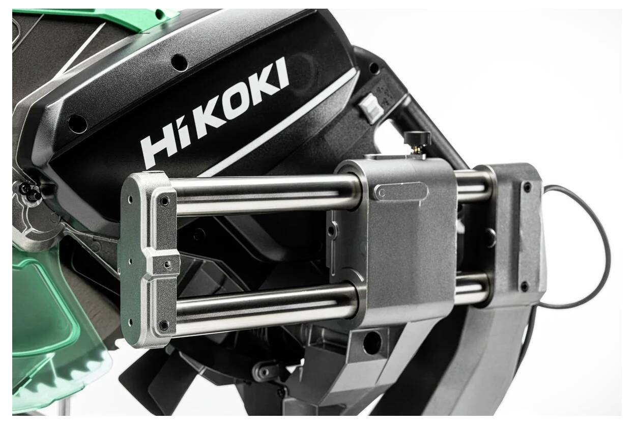 Detailní záběr napájecího nástroje Hikoki zobrazující logo značky a mechanické komponenty, včetně robustních kovových tyčí a černého montážního celku.