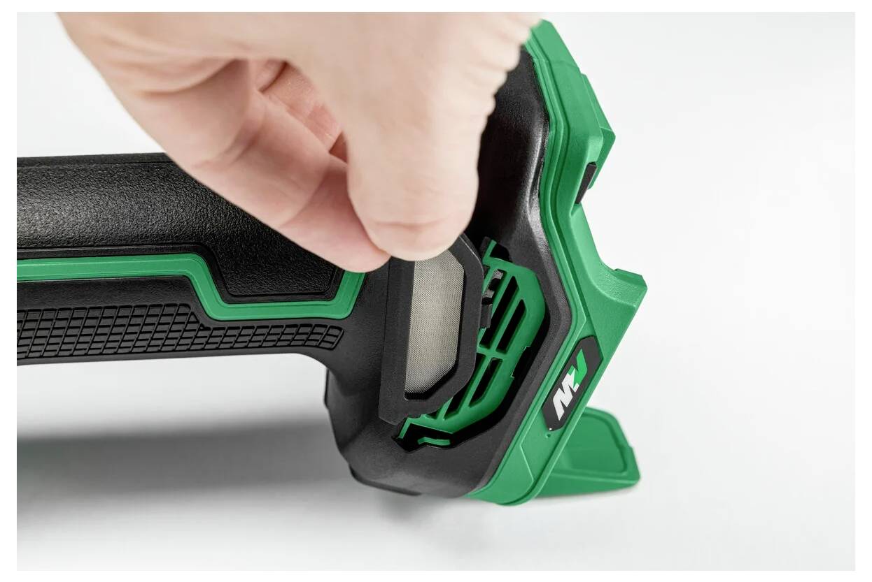 Rukojeť svírá zeleno-černý elektrický nástroj a zaměřuje se na design a texturu rukojeti.