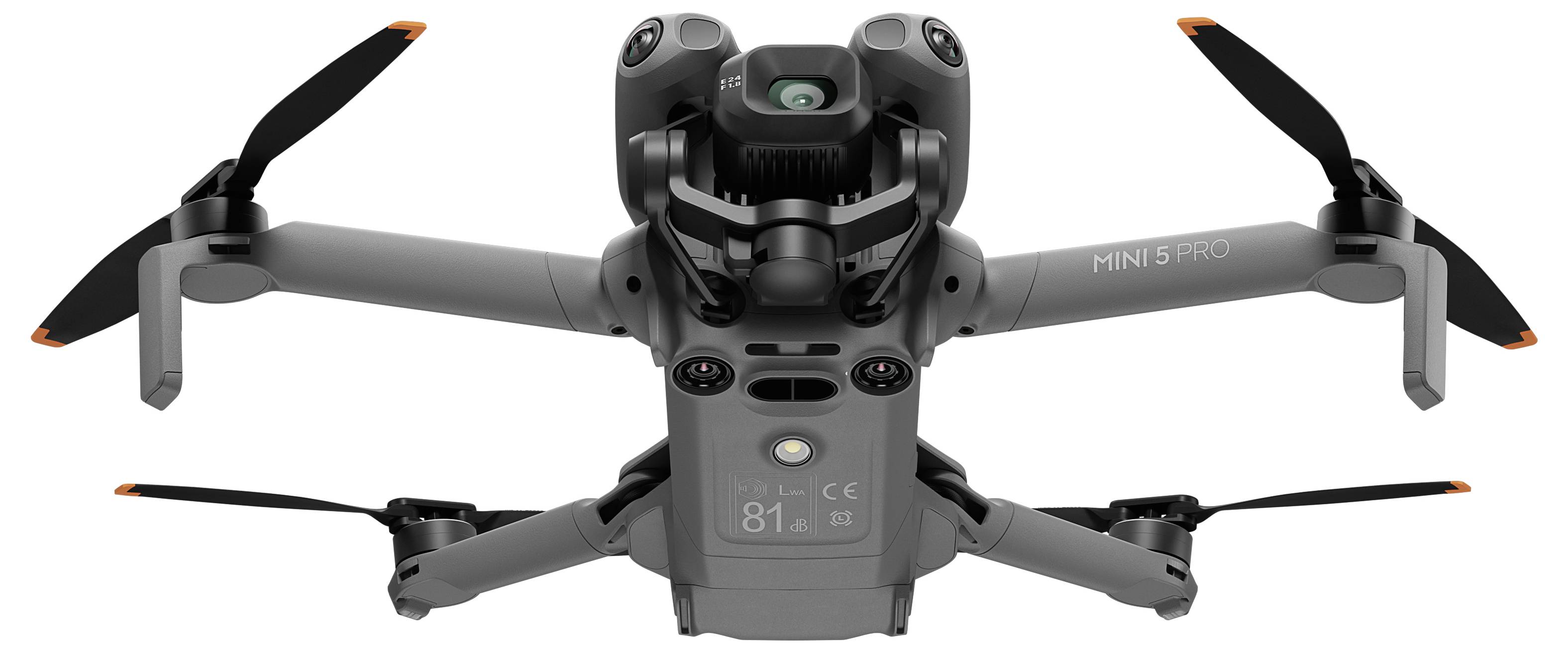 Šedý dron označený 'Mini 3 Pro' se čtyřmi vrtulemi a kamerou, pohled zepředu a mírně svrchu, připravený k letu.