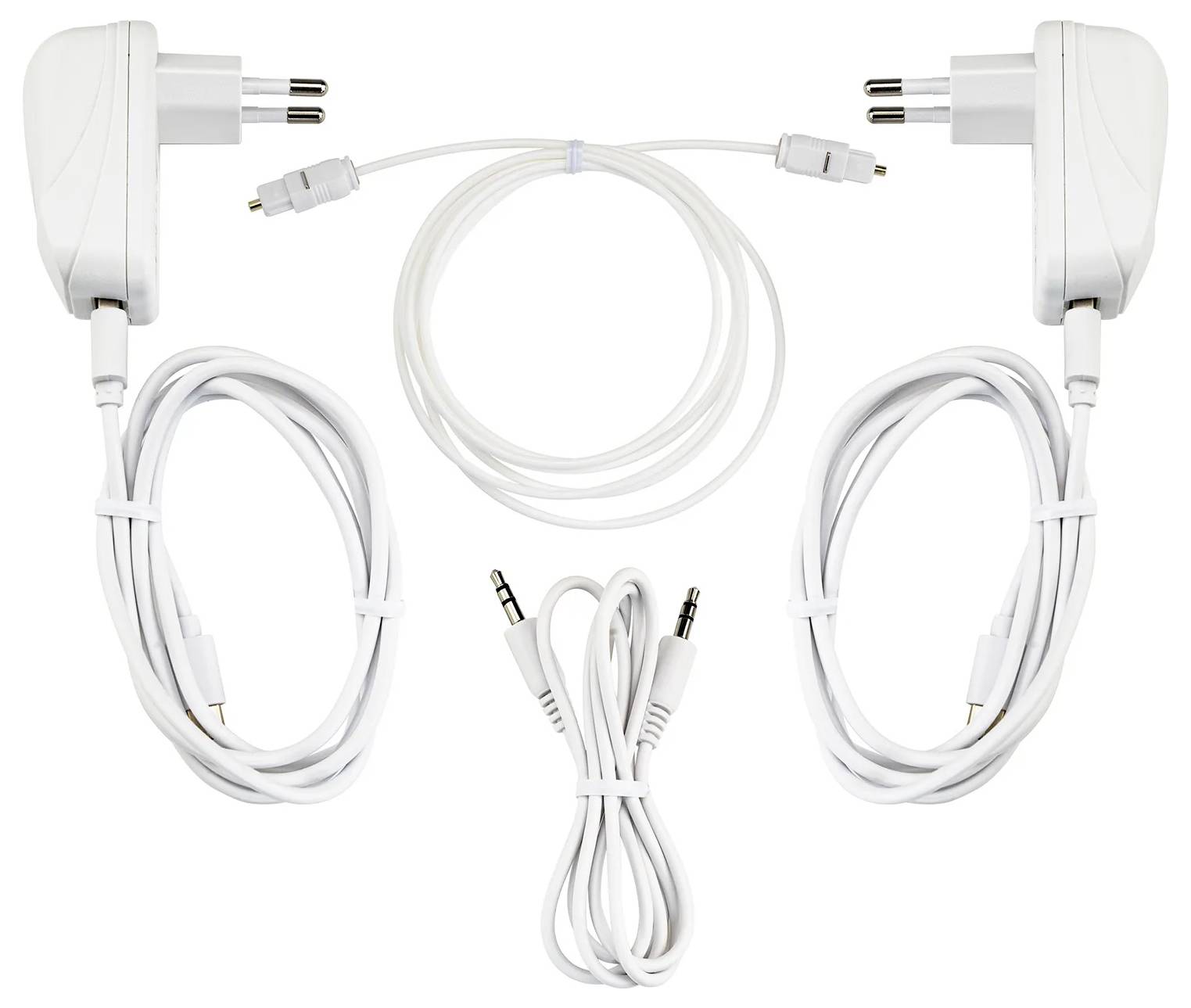 Obrázek ukazuje dva bílé napájecí adaptéry s kabely, malý bílý kabel a delší bílý kabel se dvěma audio konektory, uspořádané symetricky.