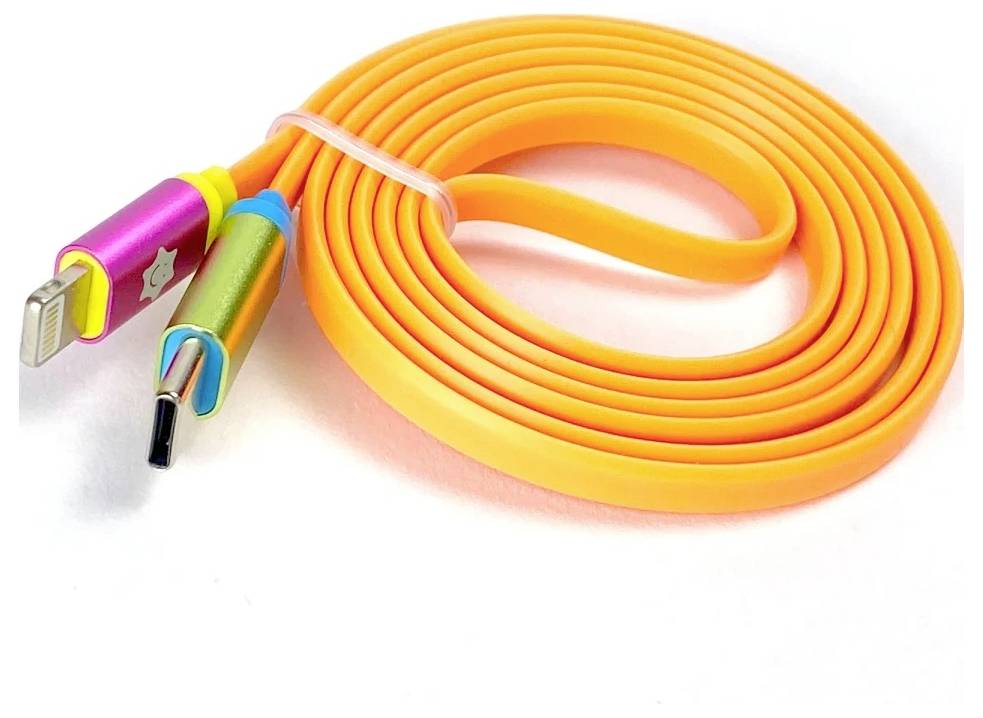 Stočený nabíjecí kabel oranžové barvy s duálními konektory v pestrobarevném provedení, vybavený Lightning a USB-C konci.