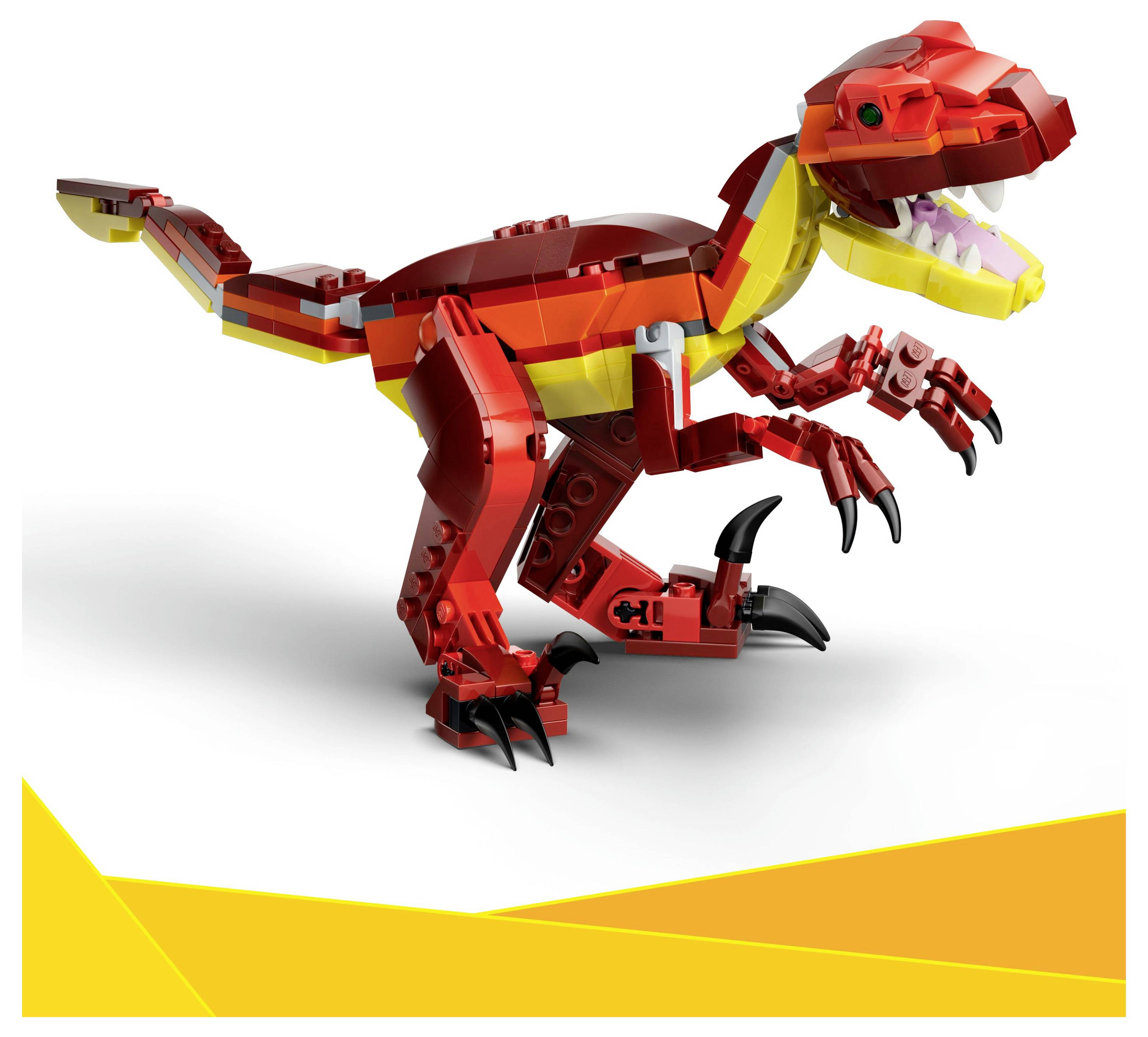 Červený a žlutý LEGO dinosaurus hračka s ostrými zuby a drápy, zobrazený na bílém pozadí s žlutým trojúhelníkovým designem v dolní části.