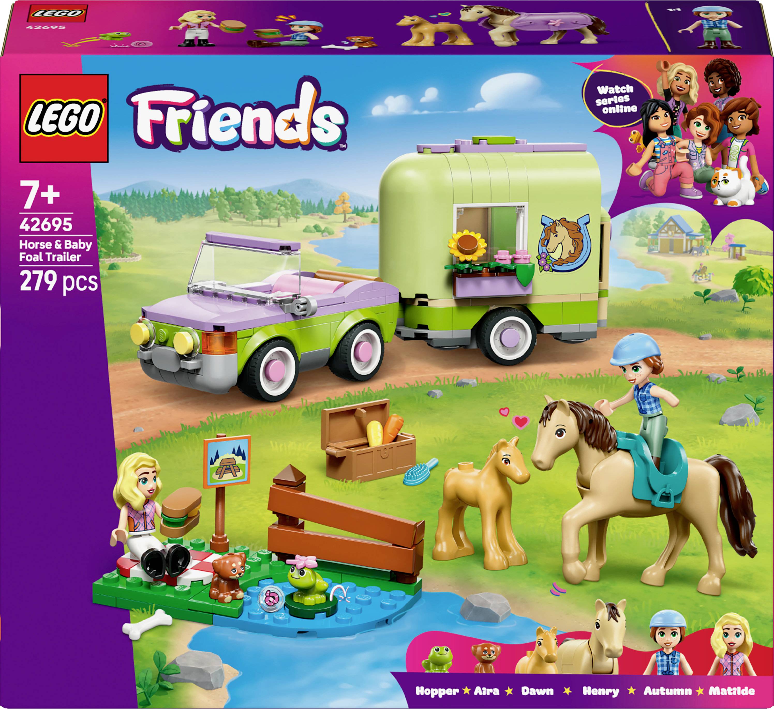 Stavebnice LEGO Friends 'Přívěs pro koně a hříbě' určená pro děti od 7 let, obsahující zelené auto s přívěsem, dvě figurky, koně a doplňky v kulise venkovské krajiny.