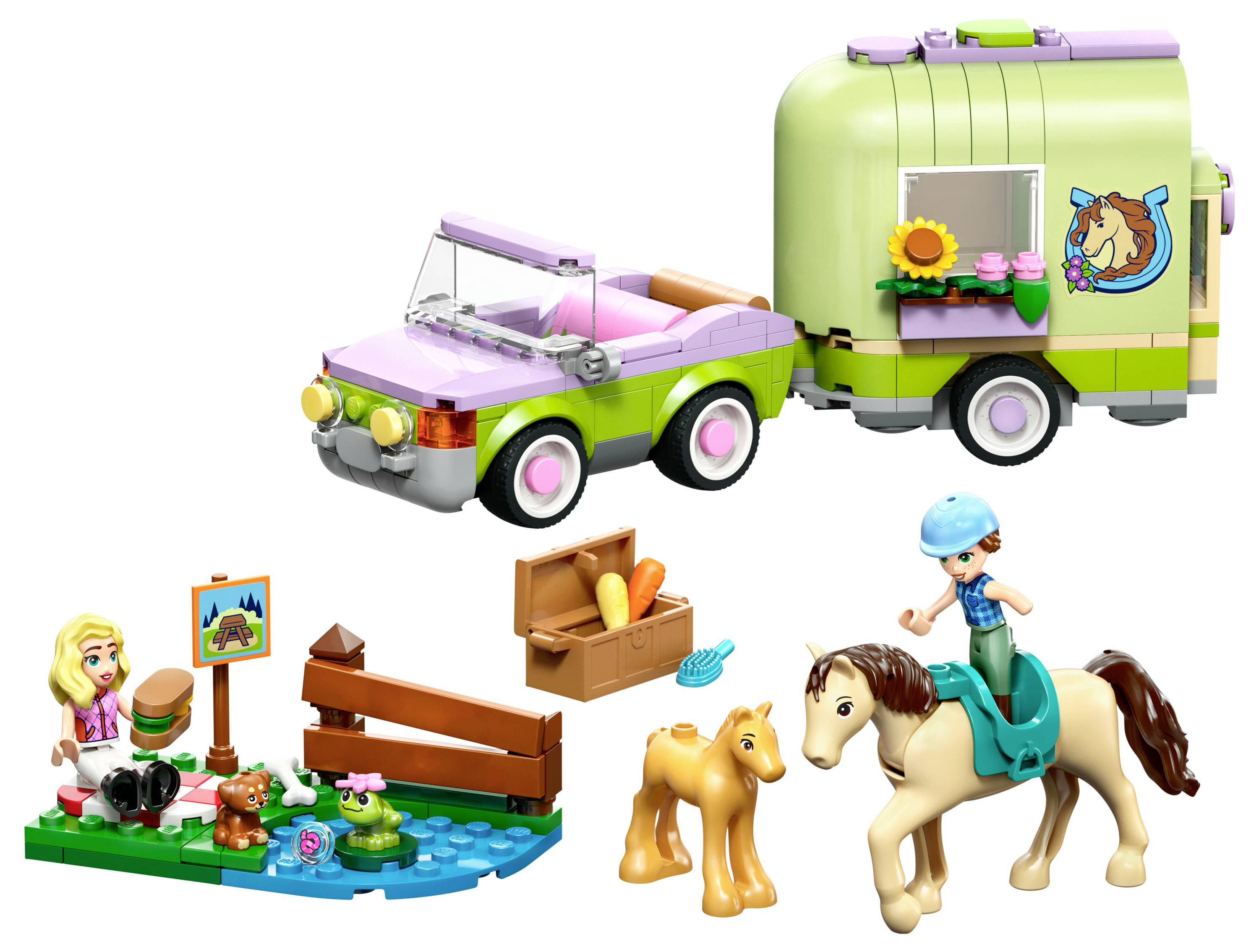 Sada Lego se skládá z růžového a zeleného automobilu s tažným zařízením, který veze zelený přívěs, scéna s ženou na pikniku, kůň s jezdcem, hříbě a příslušenství.