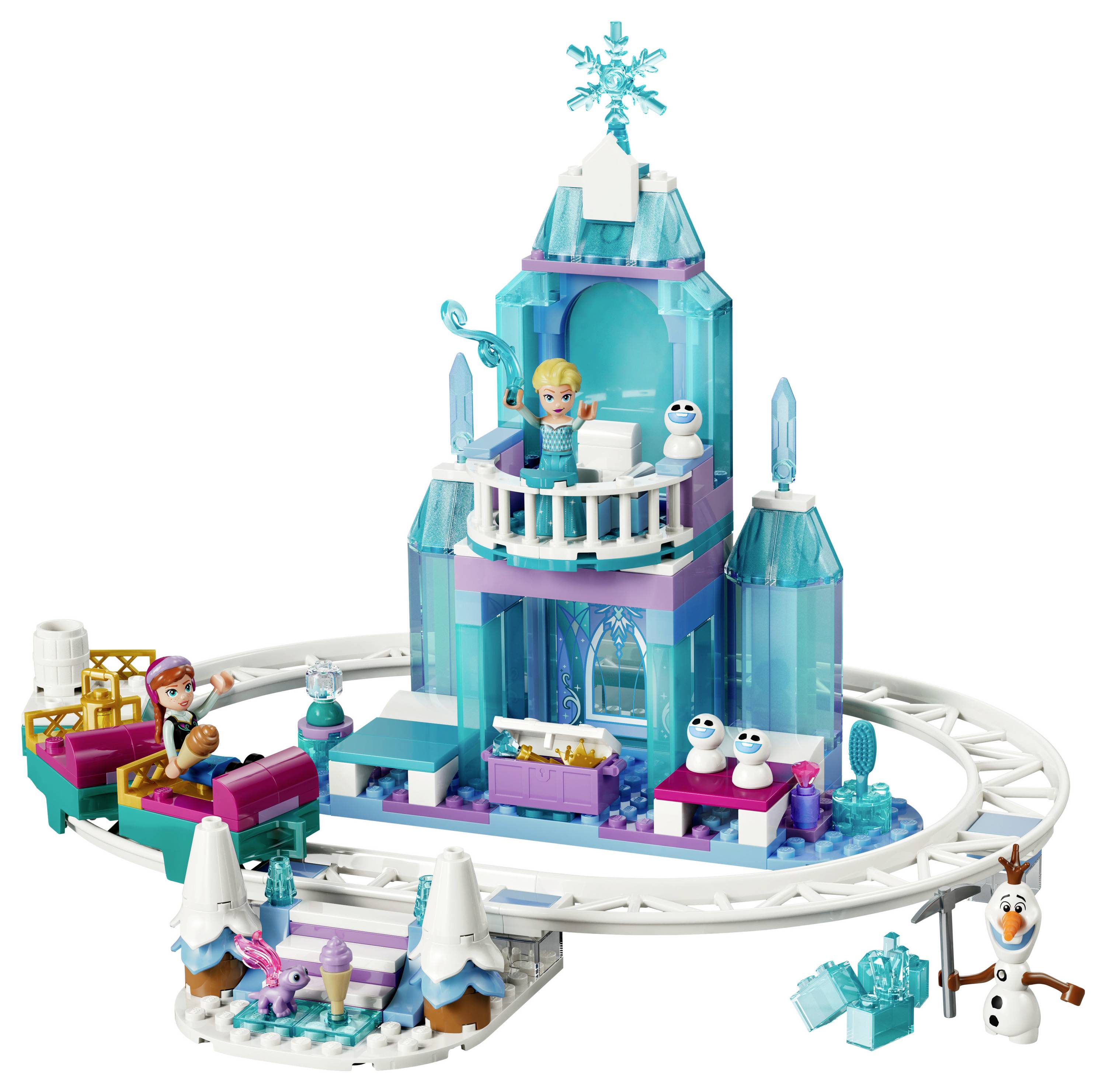 Elsa v ledovém hradu ze stavebnice LEGO s detaily sněhových vloček, balkónem a doplňky; Anna a Olaf jsou poblíž, obklopeni zasněženou dekorací.