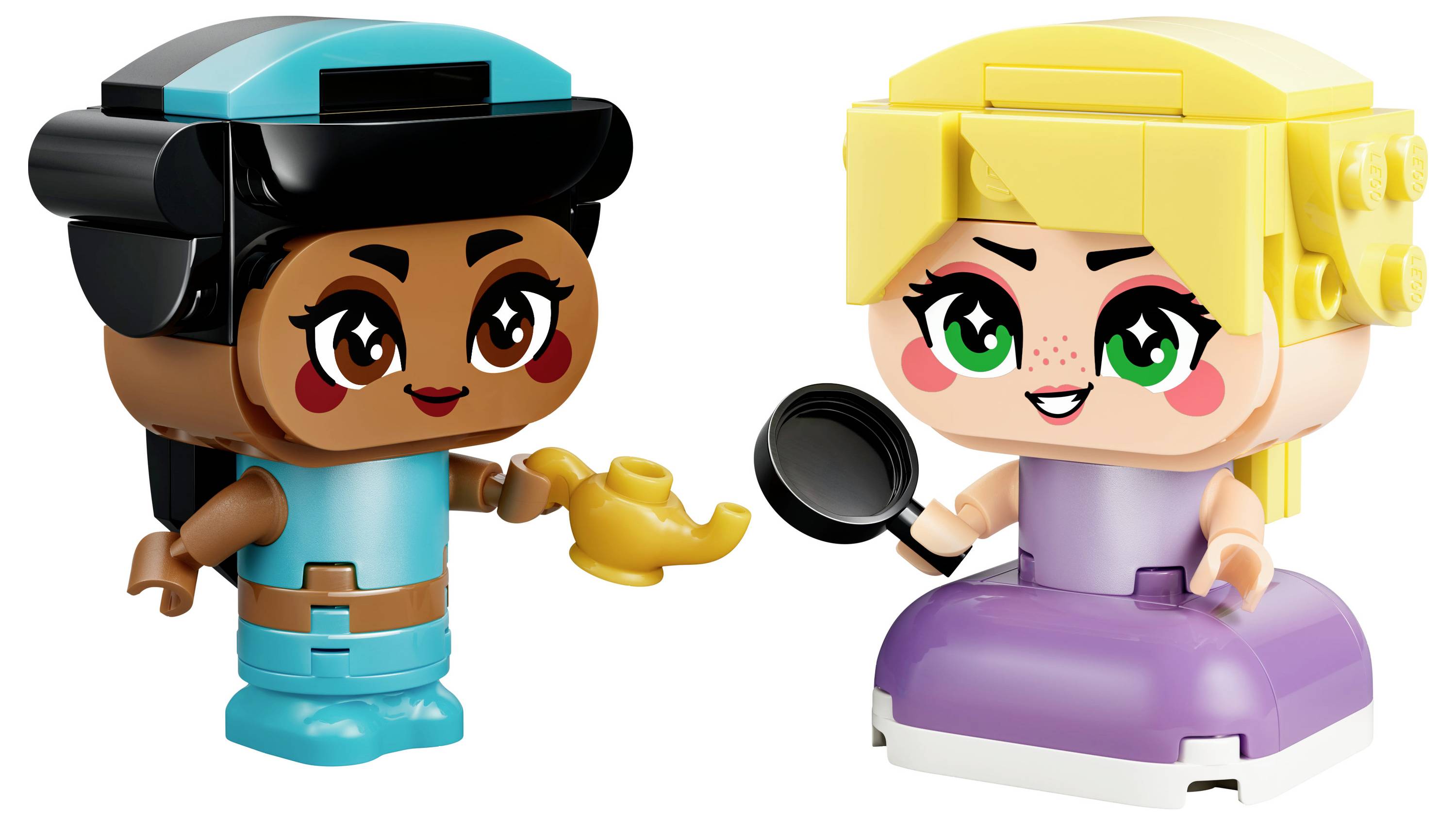 Dvě barevné hračkářské figurky stojí proti sobě. Figurka vlevo drží žlutou lampu; ta vpravo drží černou pánev.