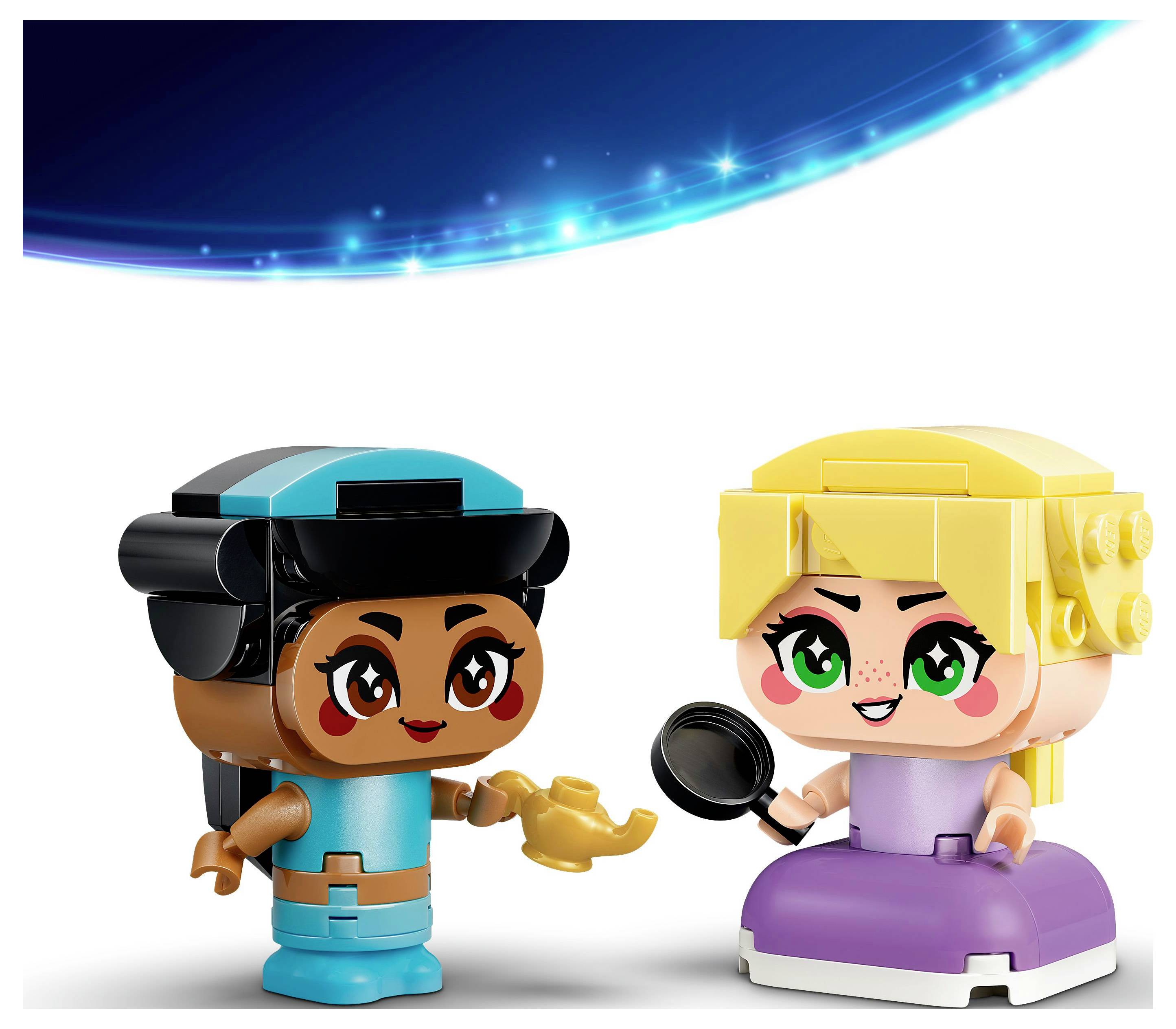 Dvě hračkové figurky: jedna v černém a tyrkysovomodrém provedení drží lampu; druhá s žlutými vlasy v purpurovových šatech s pánví v ruce.