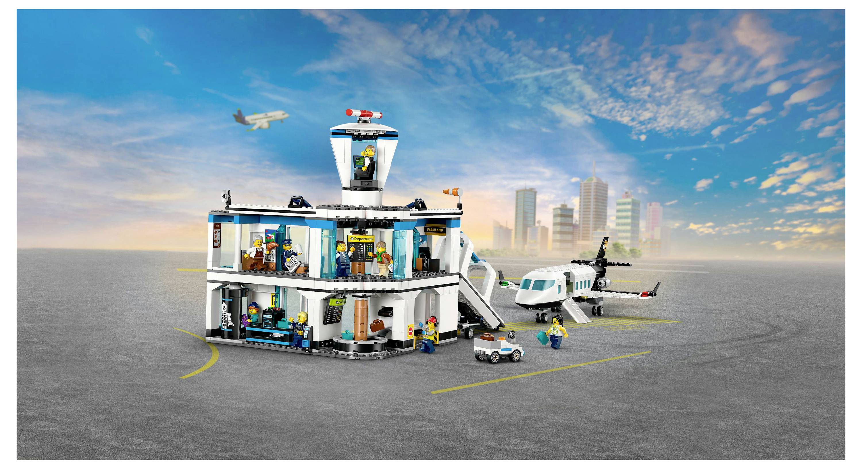 Sada LEGO letiště s terminálem, řídicí věží, letadlem a několika figurkami. V pozadí je vidět panorama města.