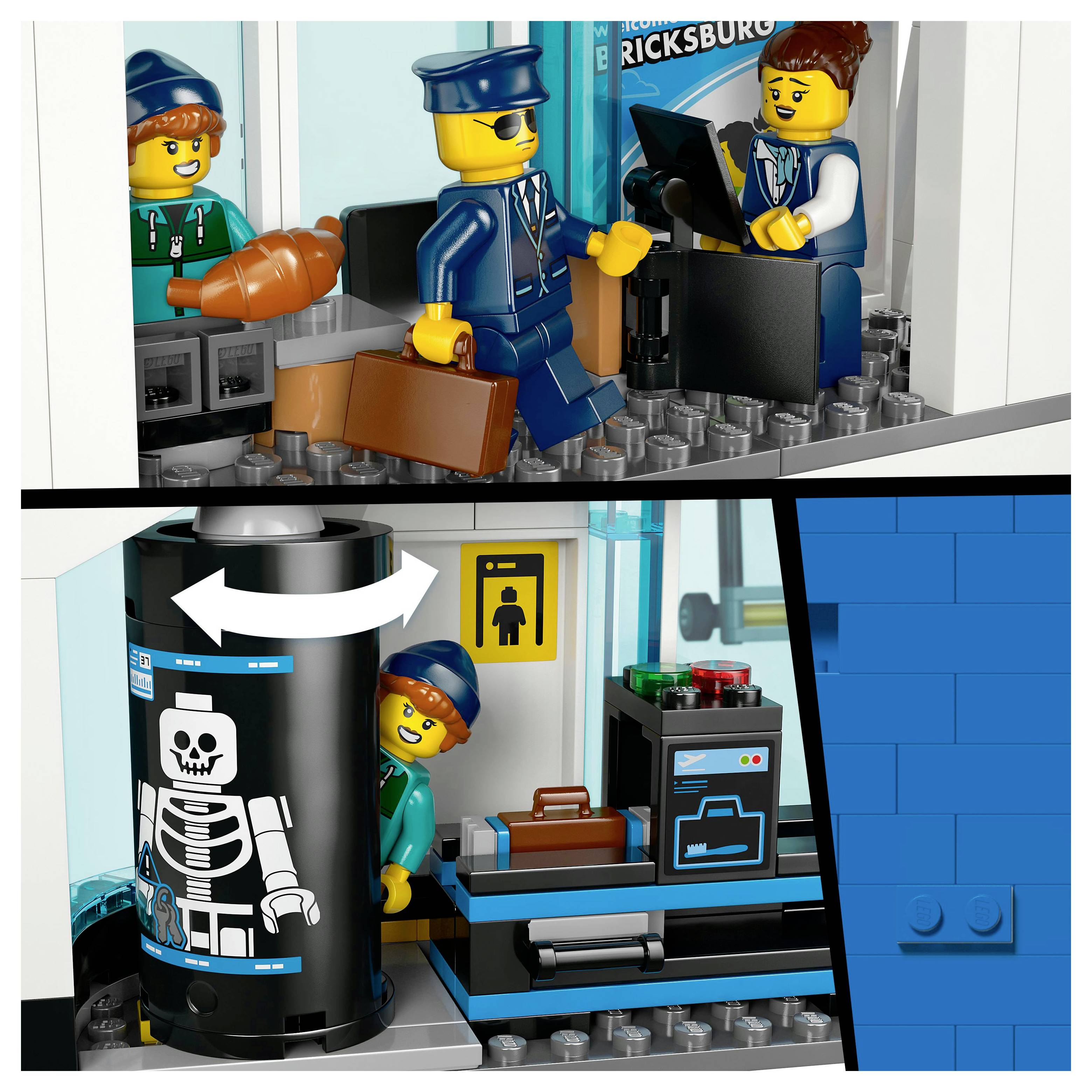 Figurky LEGO v komické scéně; jedna na telefonu, druhá v uniformě s zavazadlem. Dole postava poblíž rotujícího kostěného displeje.