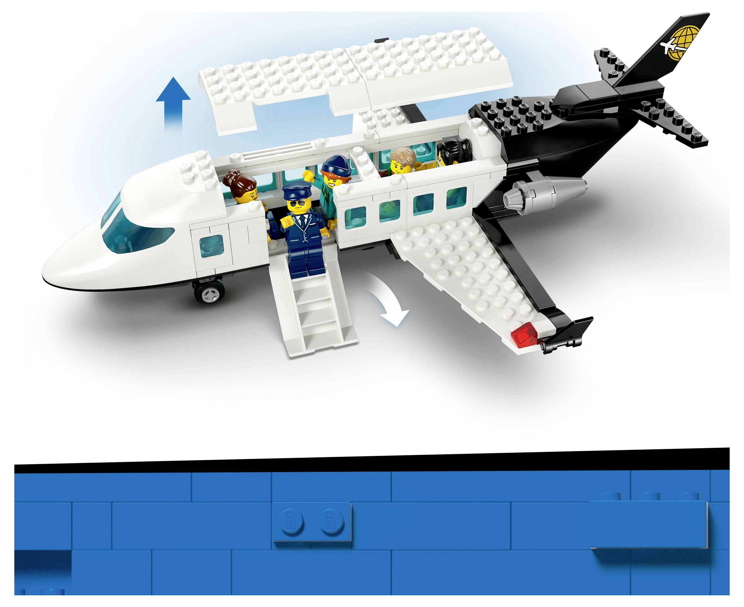 Sada Lego letadla s otevírací střechou, zobrazující figurky uvnitř, včetně pilota a cestujících. Obsahuje pohyblivé schody a ocasní stabilizátor.