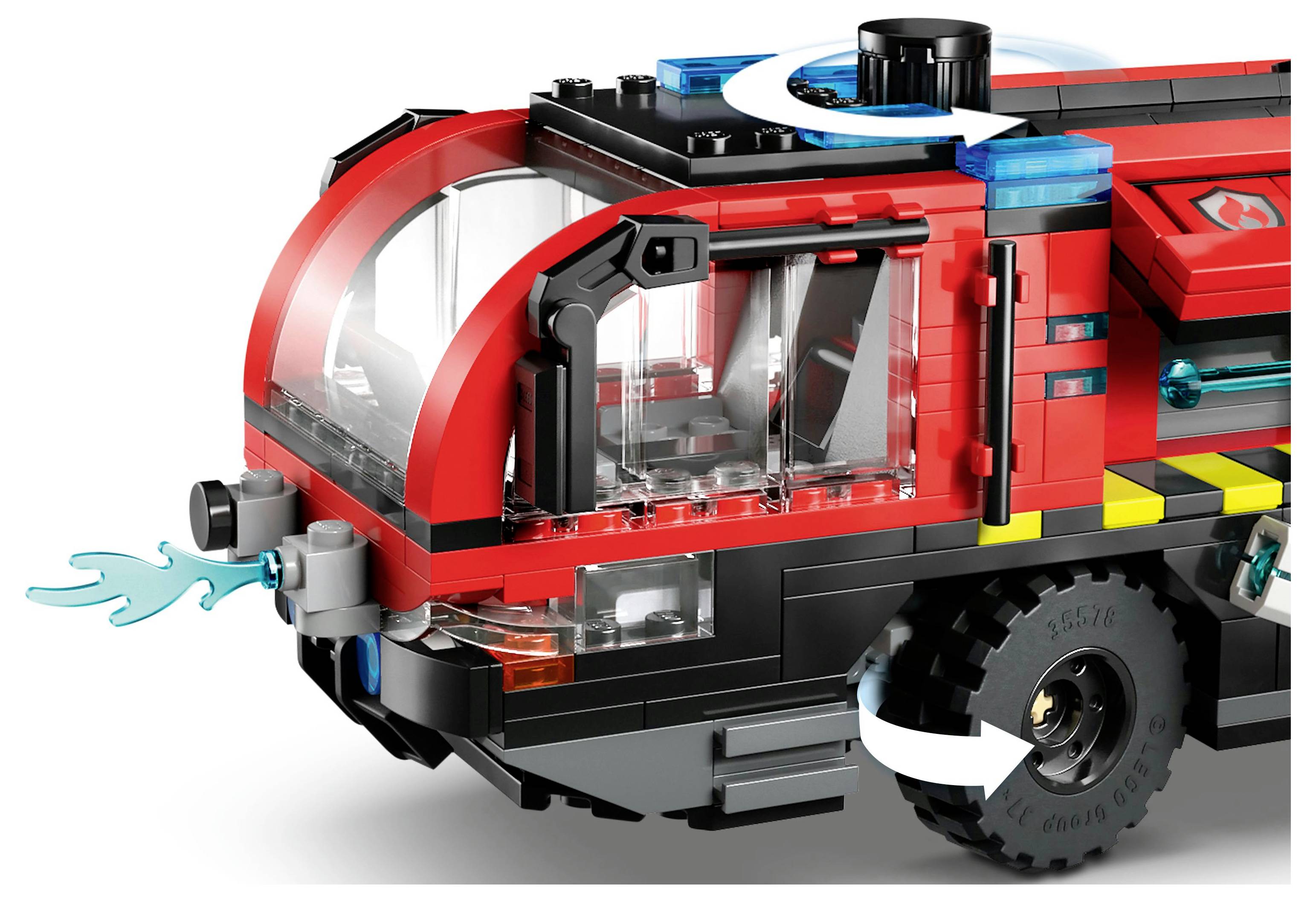 Červené a černé LEGO vozidlo má velká kola, průhledná okna a plamenný detail na přední straně. Šipky naznačují rotační prvky.