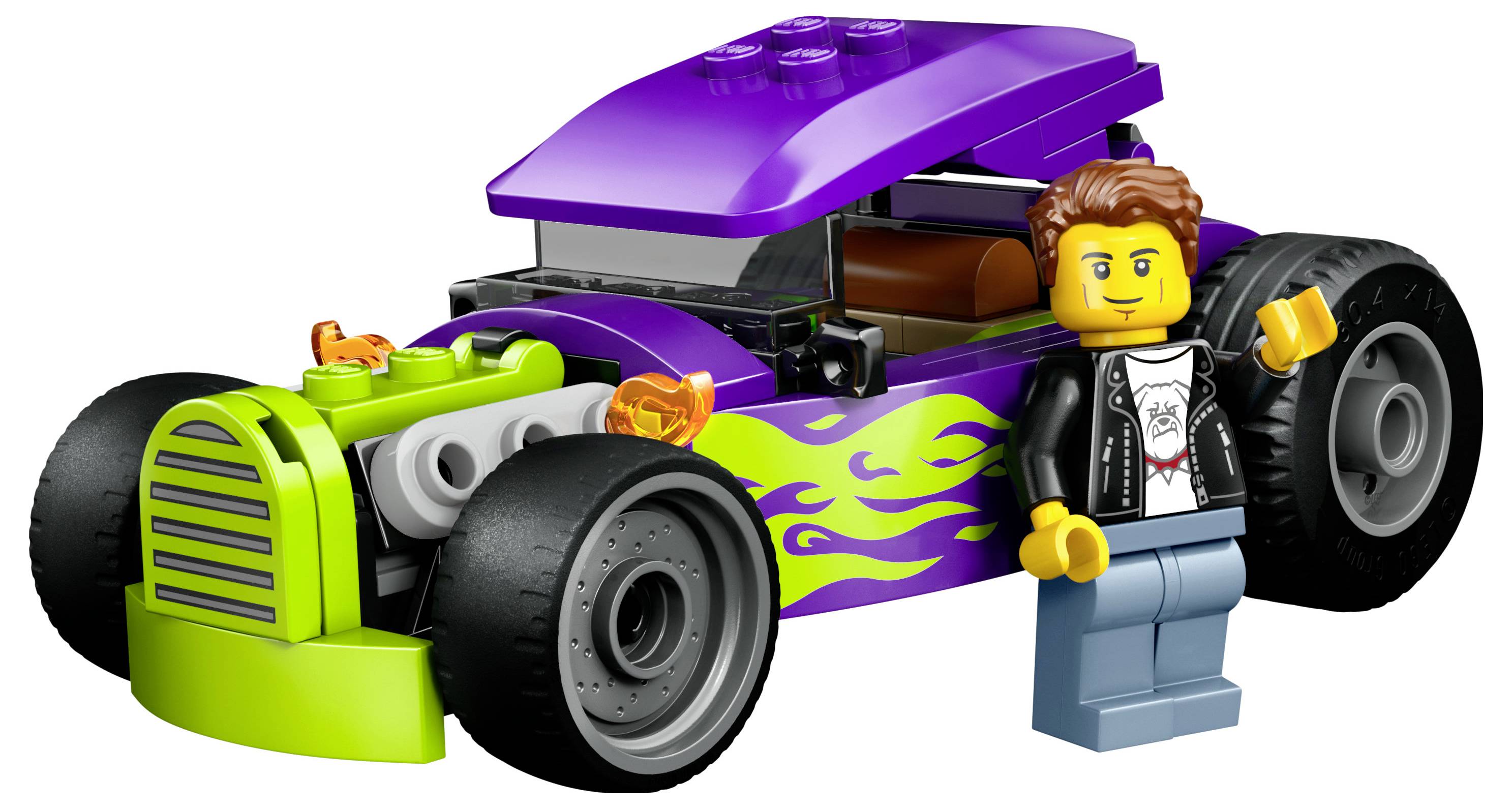 Hračka LEGO: fialovo-zelená hot rod s plamenným vzorem. Figurka LEGO v černé bundě a džínách stojí vedle auta.