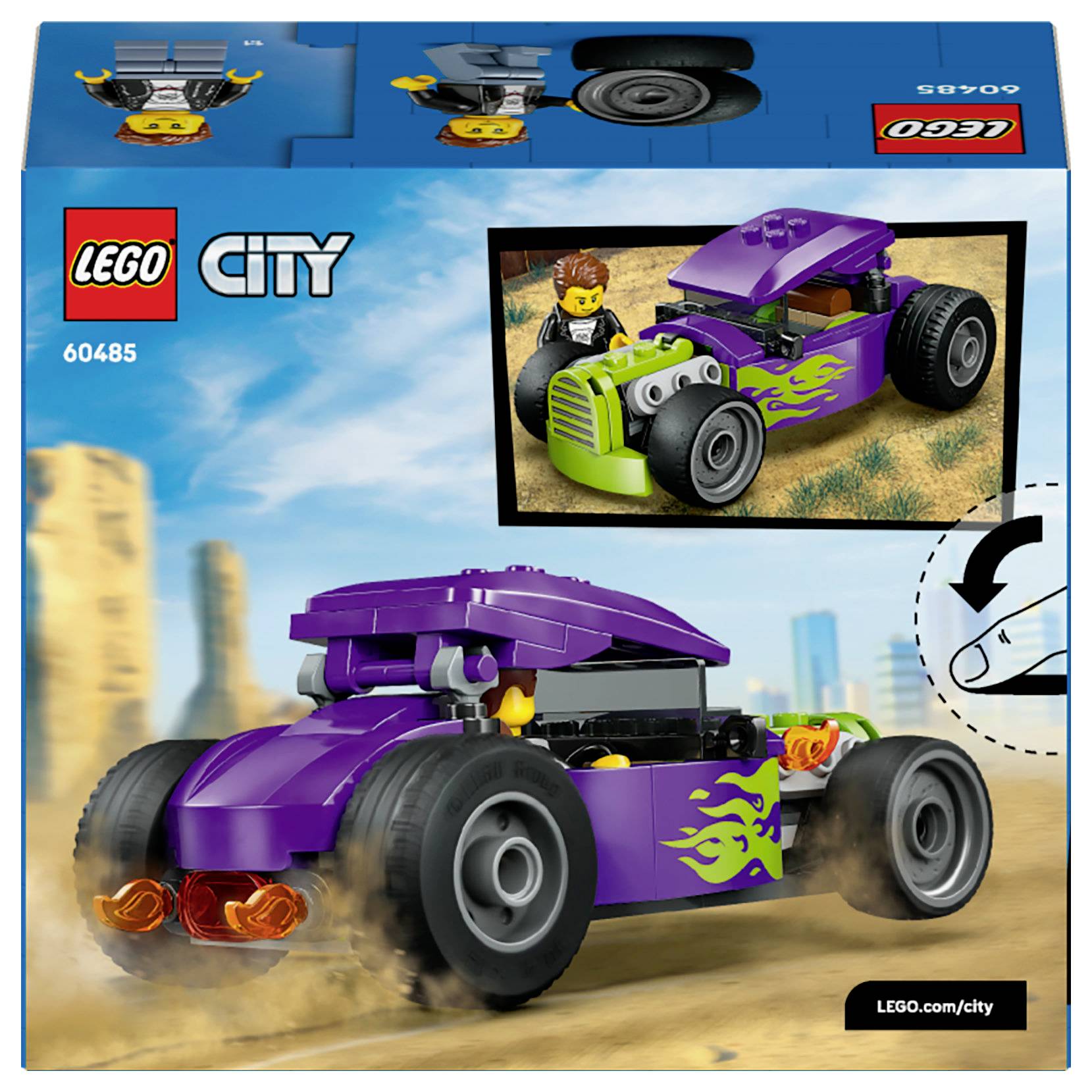 Krabice ukazující sadu hračky LEGO City - autíčko ve stylu hot rodu v purpurové a zelené barvě s plamennými dekory, vystavené na pouštním pozadí.