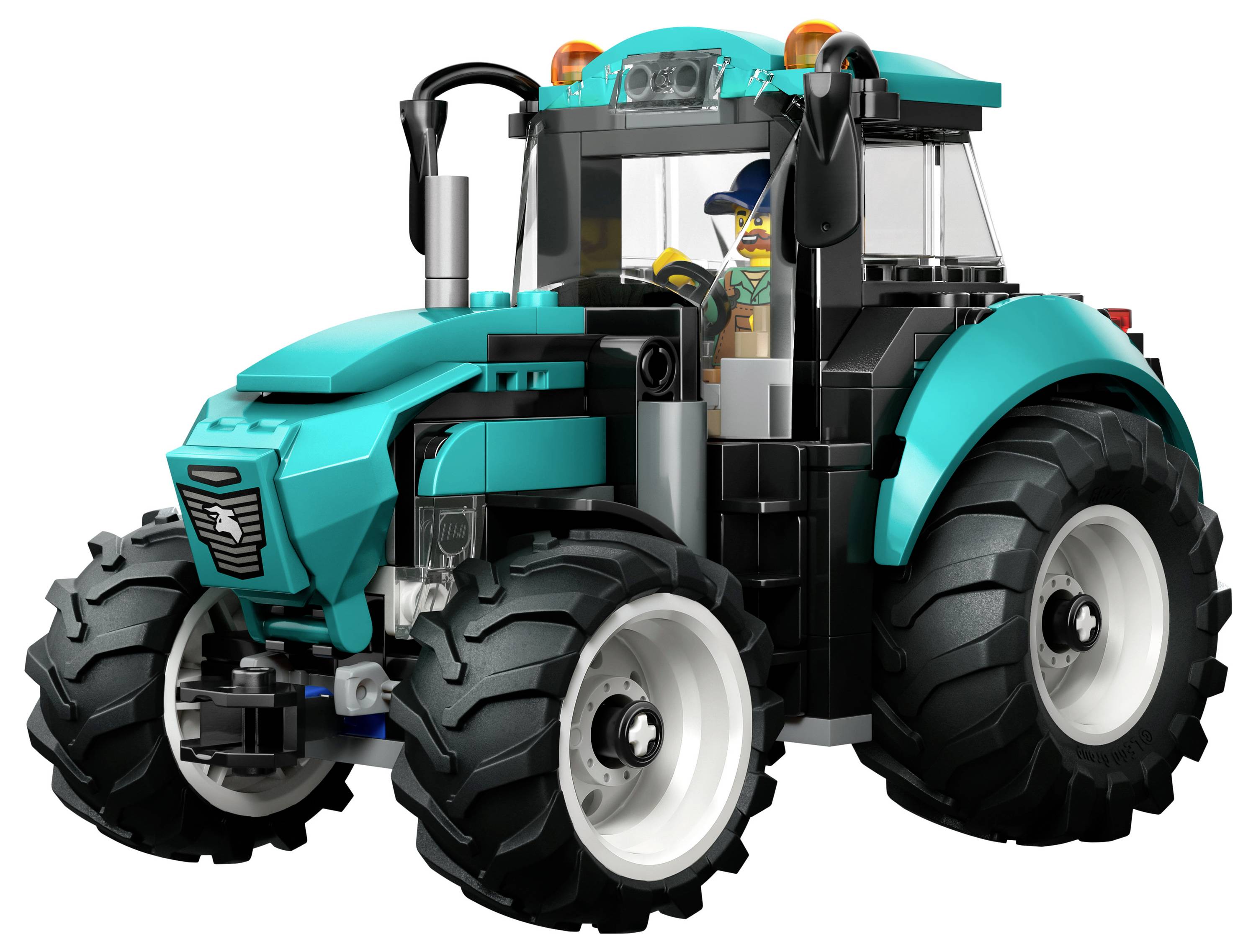 Modrý tyrkysový traktor značky LEGO s velkými pneumatikami a uzavřenou kabinou, řízený LEGO figurkou, s realistickými detaily a doplňky.
