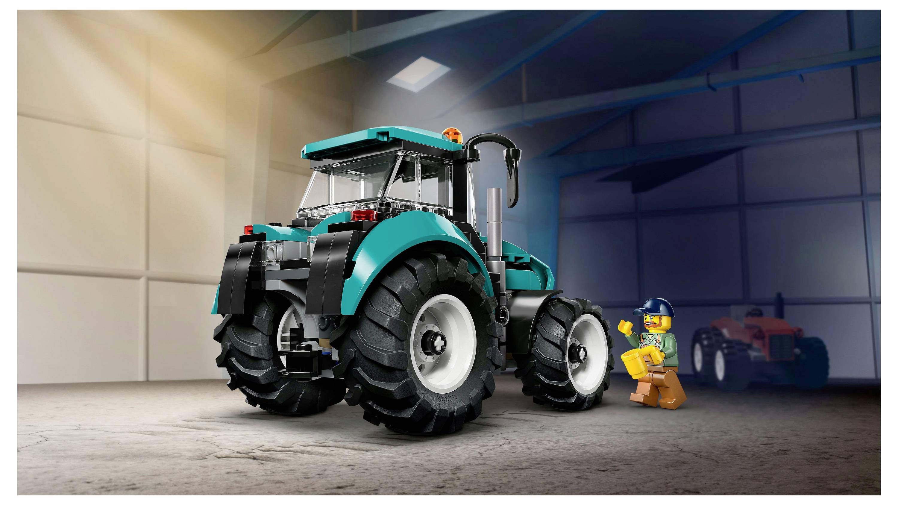 Hračkářský traktor ve skladu, kde jej opravuje figurka oblečená v modrých montérkách a s helmou, přičemž v pozadí je další červený traktor.