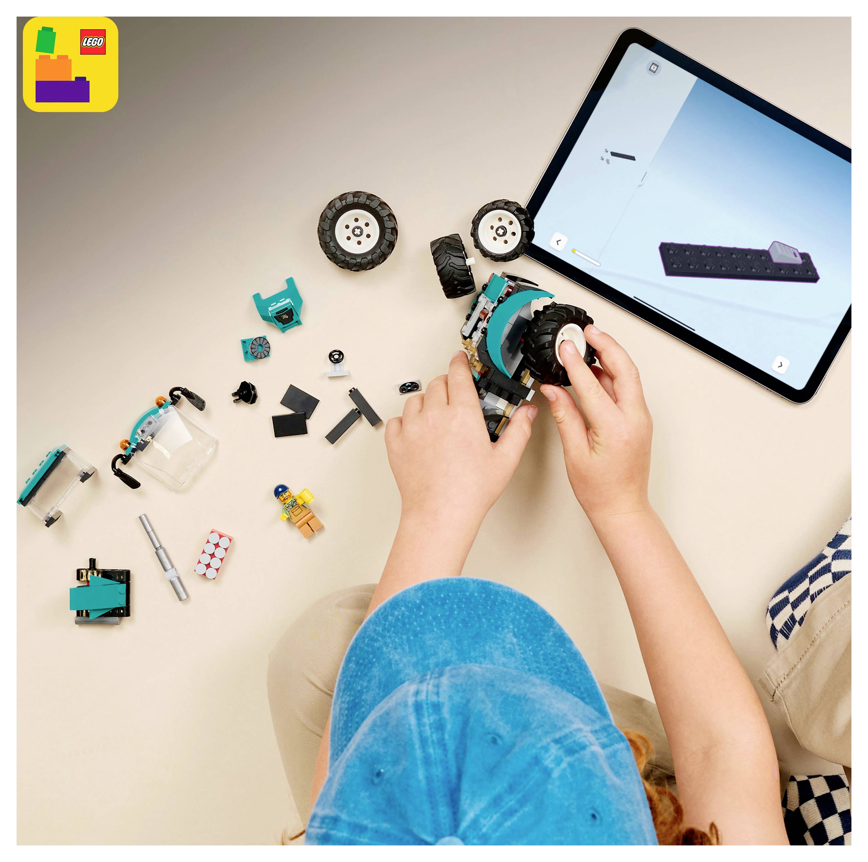 Dítě sestavuje vozidlo z dílků LEGO podle pokynů zobrazených na tabletu.