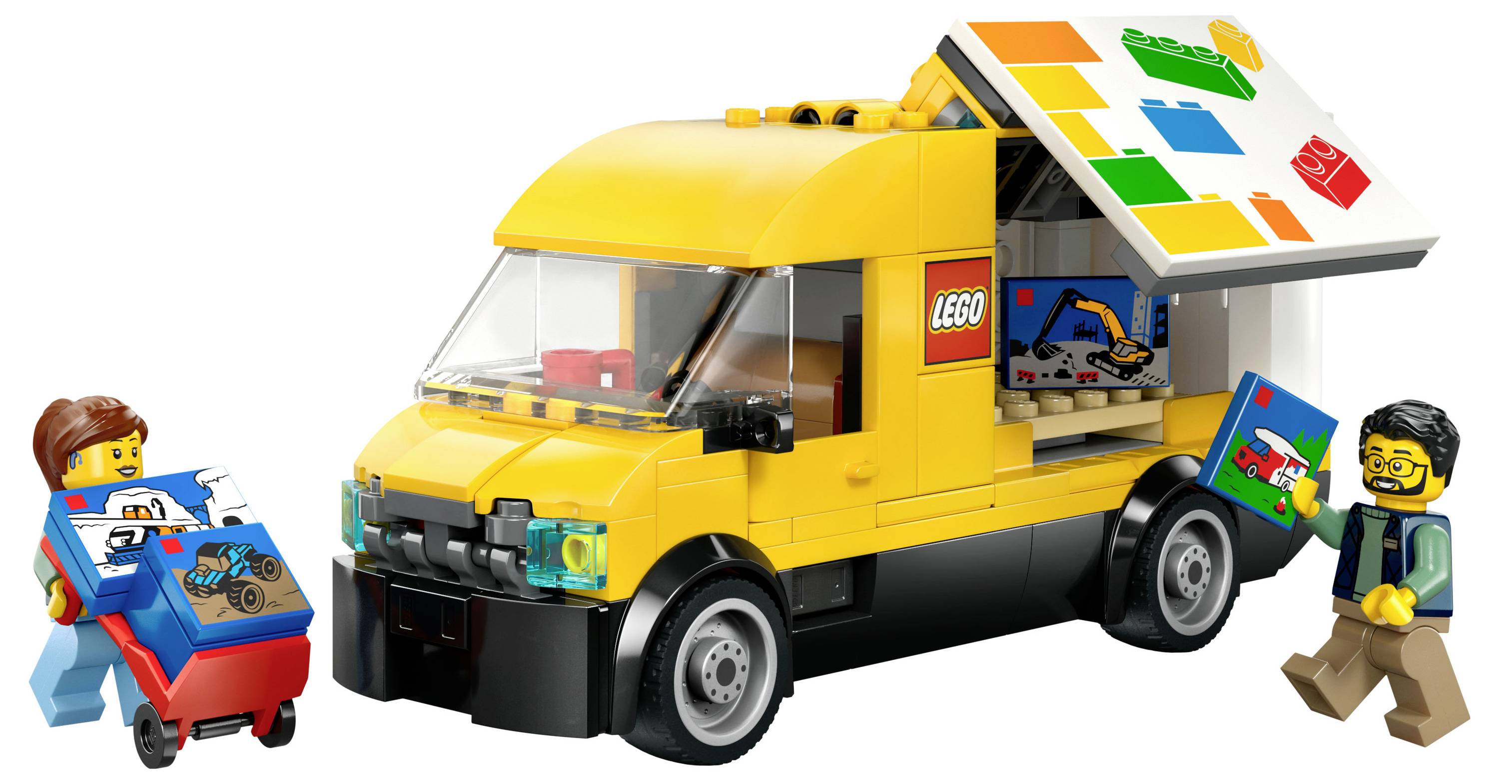 Žlutý LEGO náklaďák s otevřeným bočním panelem, který odhaluje barevné kostky. Dva LEGO panáčci stojí poblíž, jeden z nich drží LEGO krabici.