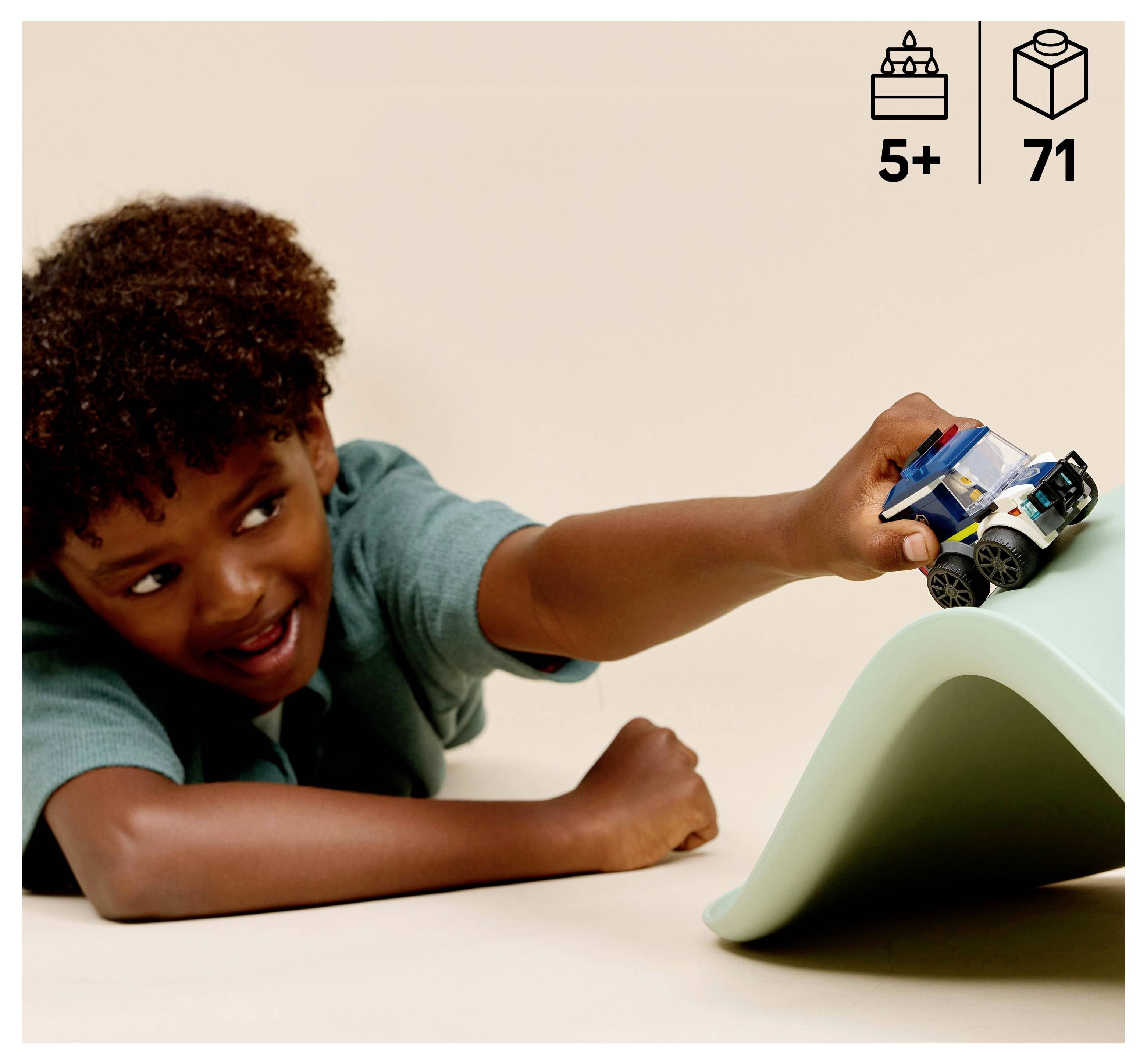 Dítě si hraje s autíčkem na zakřiveném povrchu. Ikony v pravém horním rohu označují věk 5+ a sadu s číslem 71.